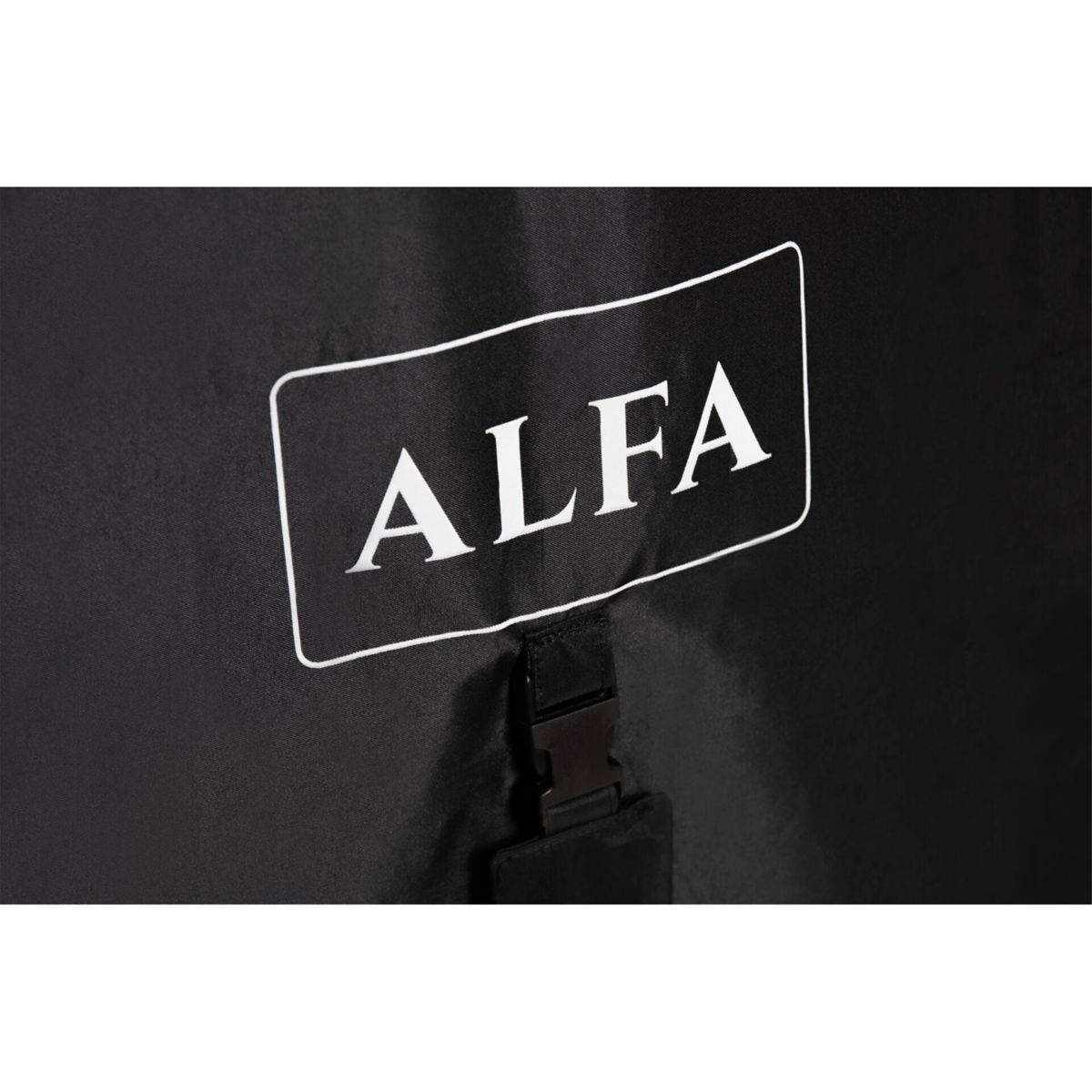 Schwarze Tasche mit weißem "ALFA"-Logo und Schnallenverschluss.