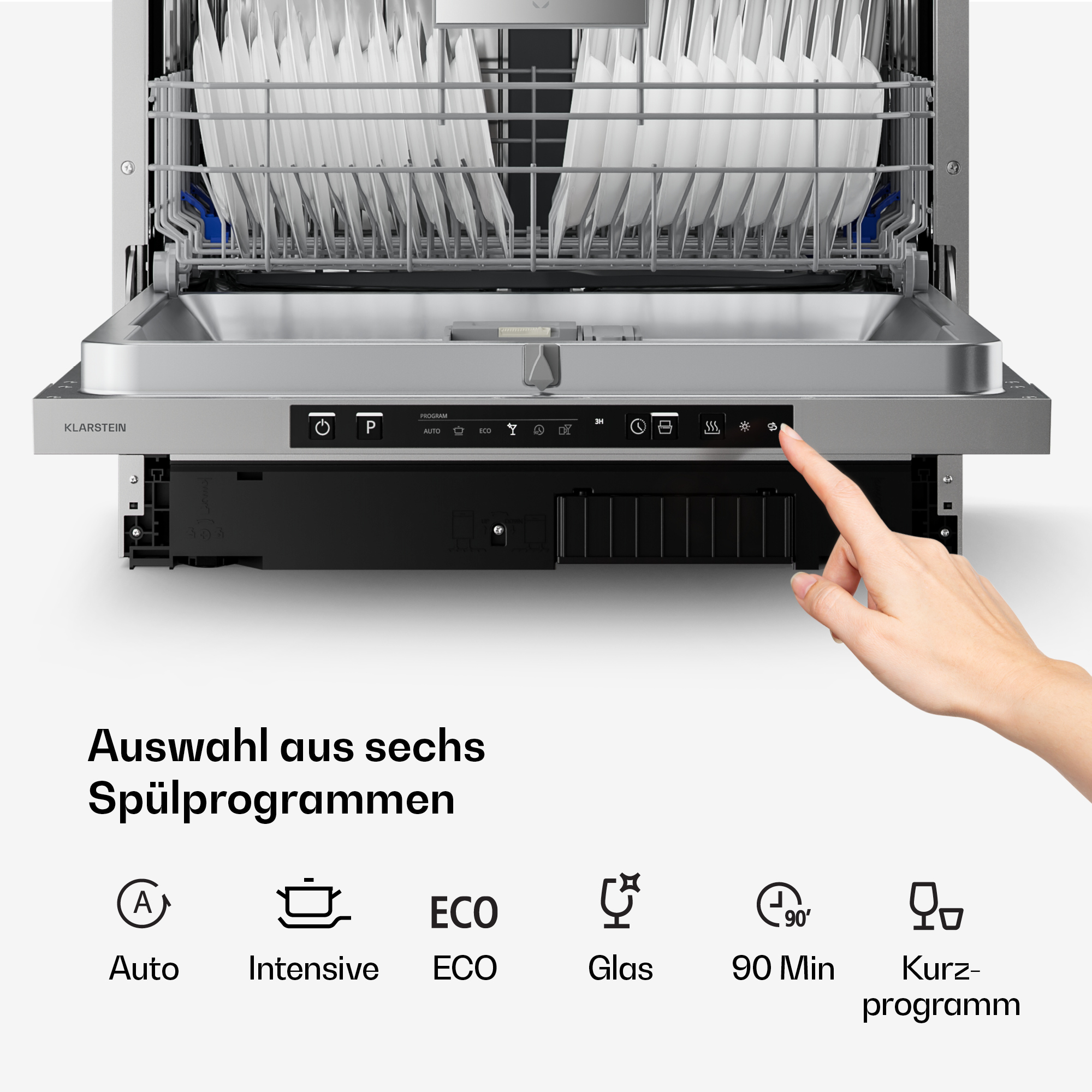 Ein offener Geschirrspüler mit gefüllten Tellern. Eine Hand drückt eine Taste auf dem Bedienfeld.