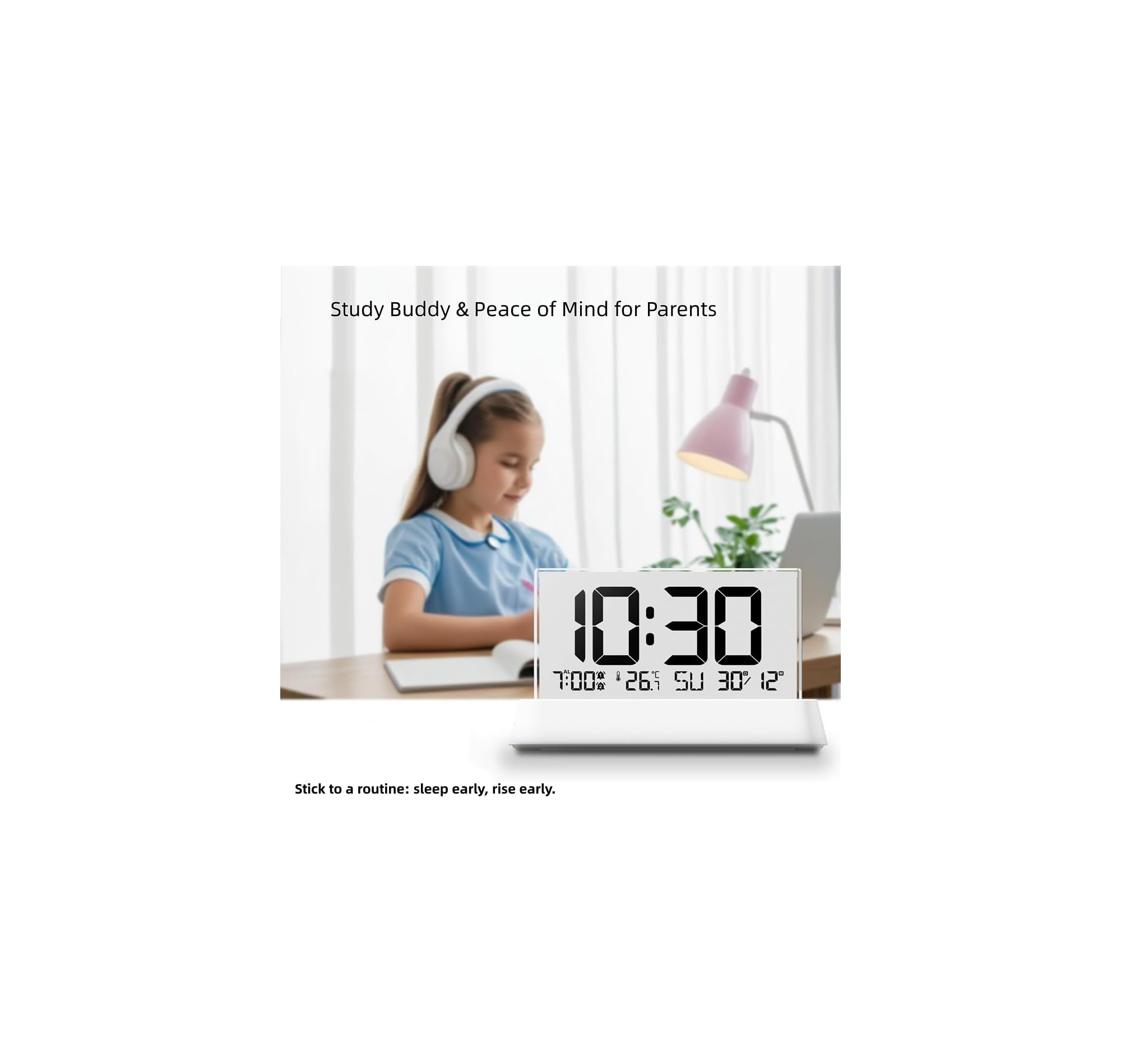 Ein Mädchen mit Kopfhörern lernt am Schreibtisch. Ein digitaler Wecker zeigt 10:30.
