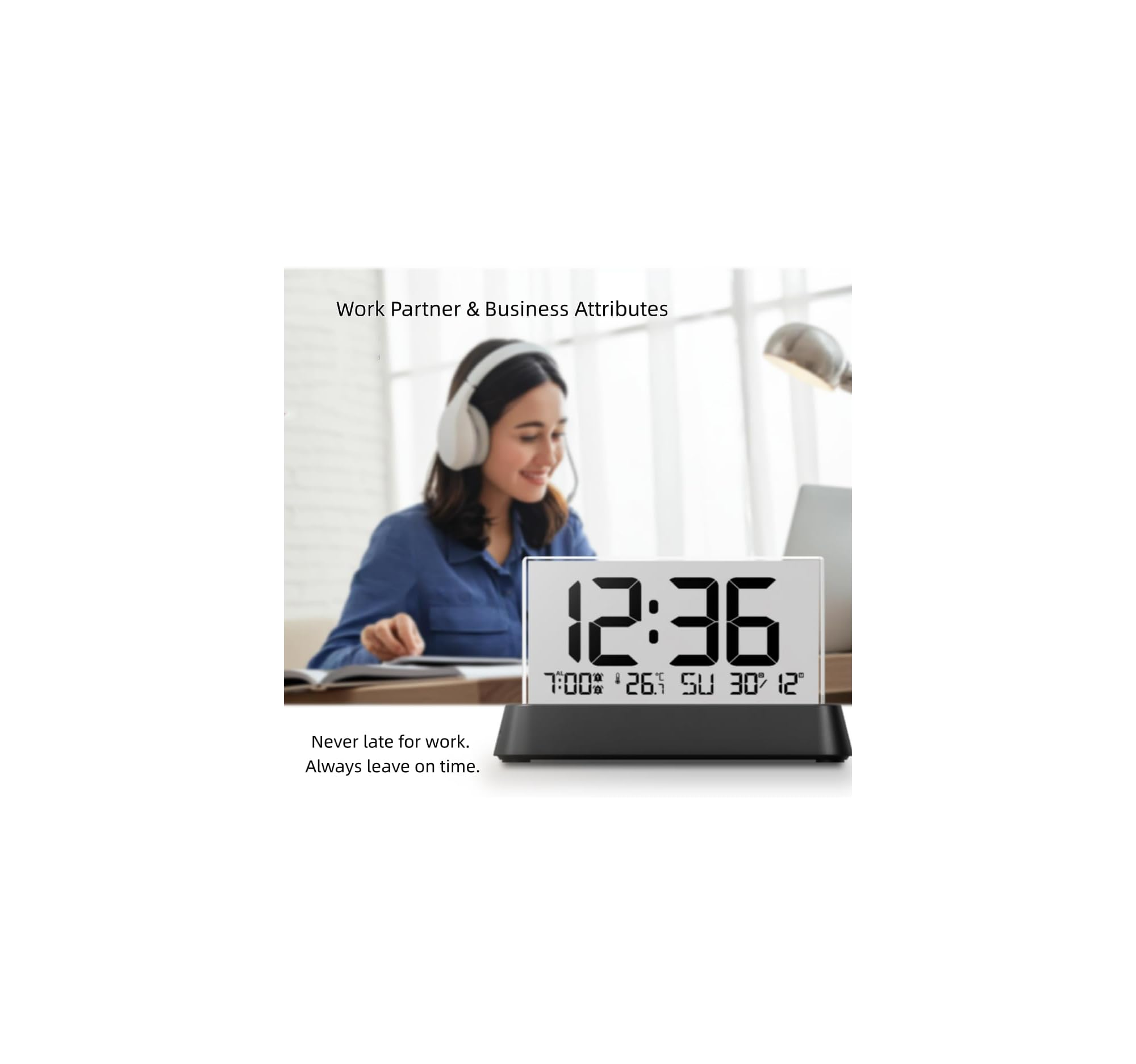 Eine Frau mit Kopfhörern arbeitet am Laptop. Ein digitaler Wecker zeigt 12:36.
