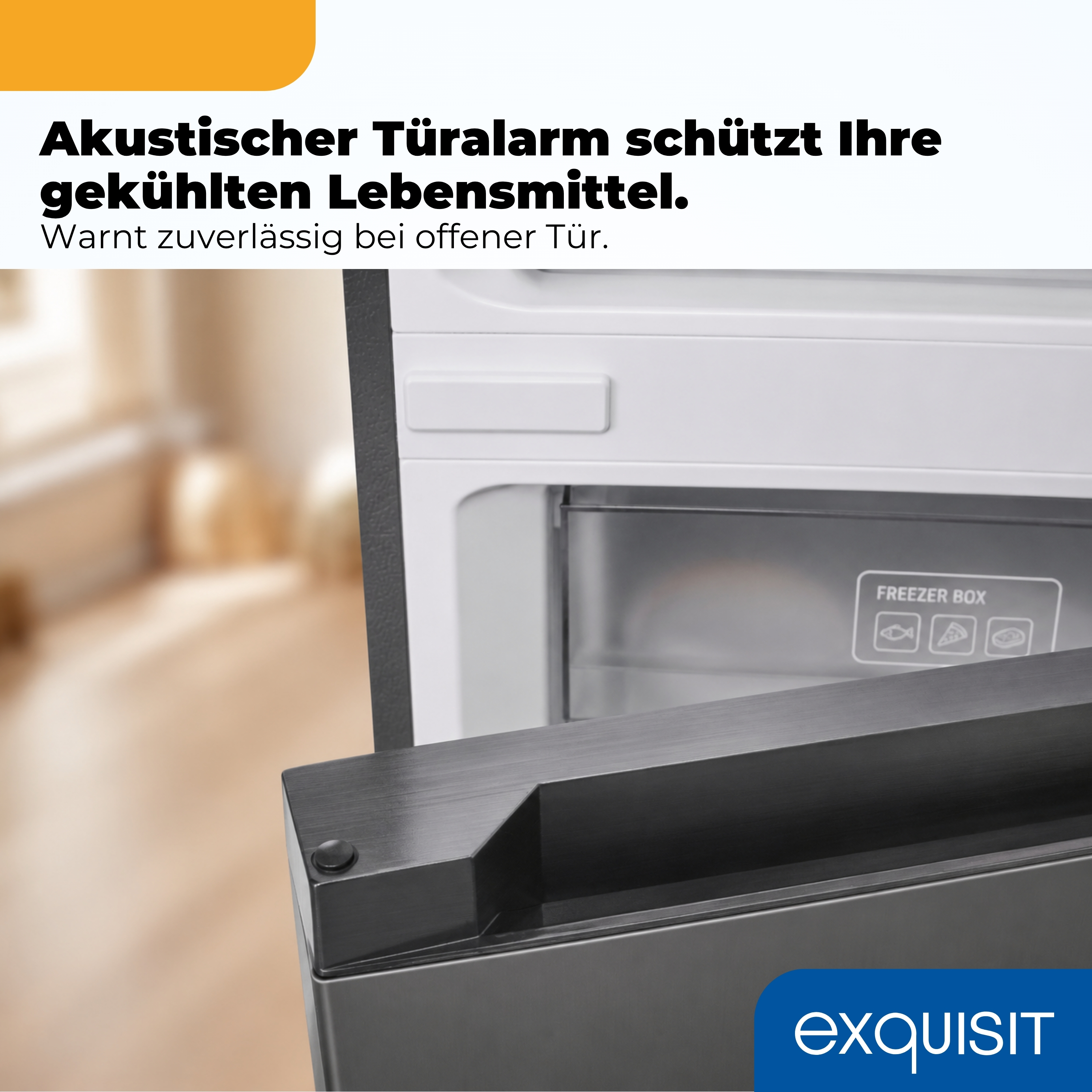 Ein offener Kühlschrank mit "Freezer Box" und "Exquisit" Logo.