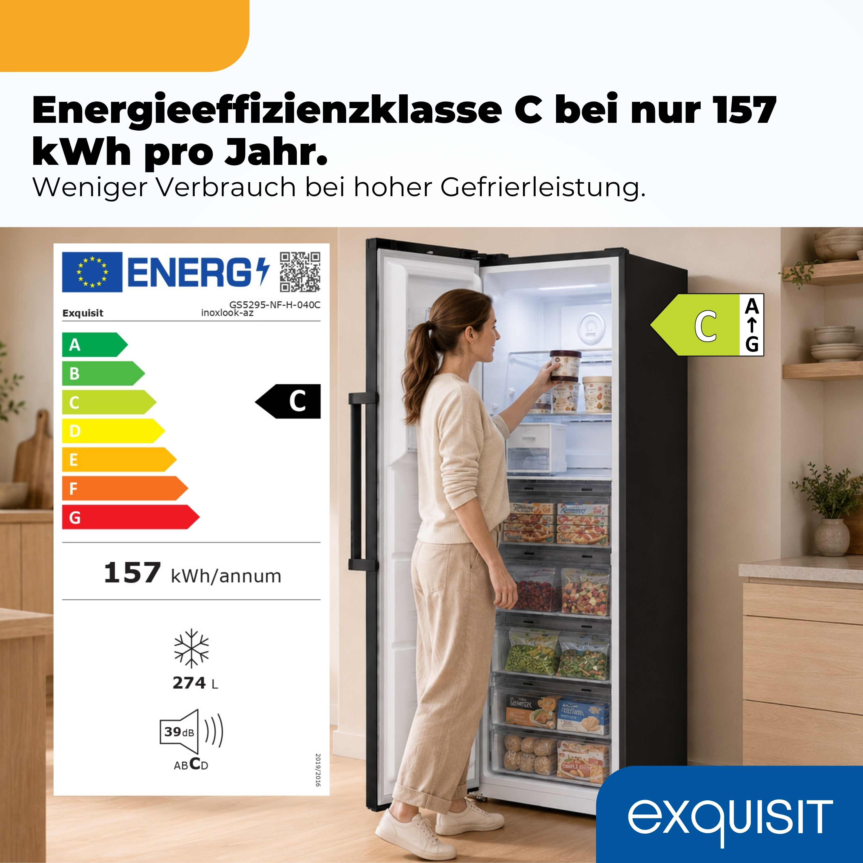 Eine Frau stellt Eis in einen Kühlschrank mit Energieeffizienzklasse C.