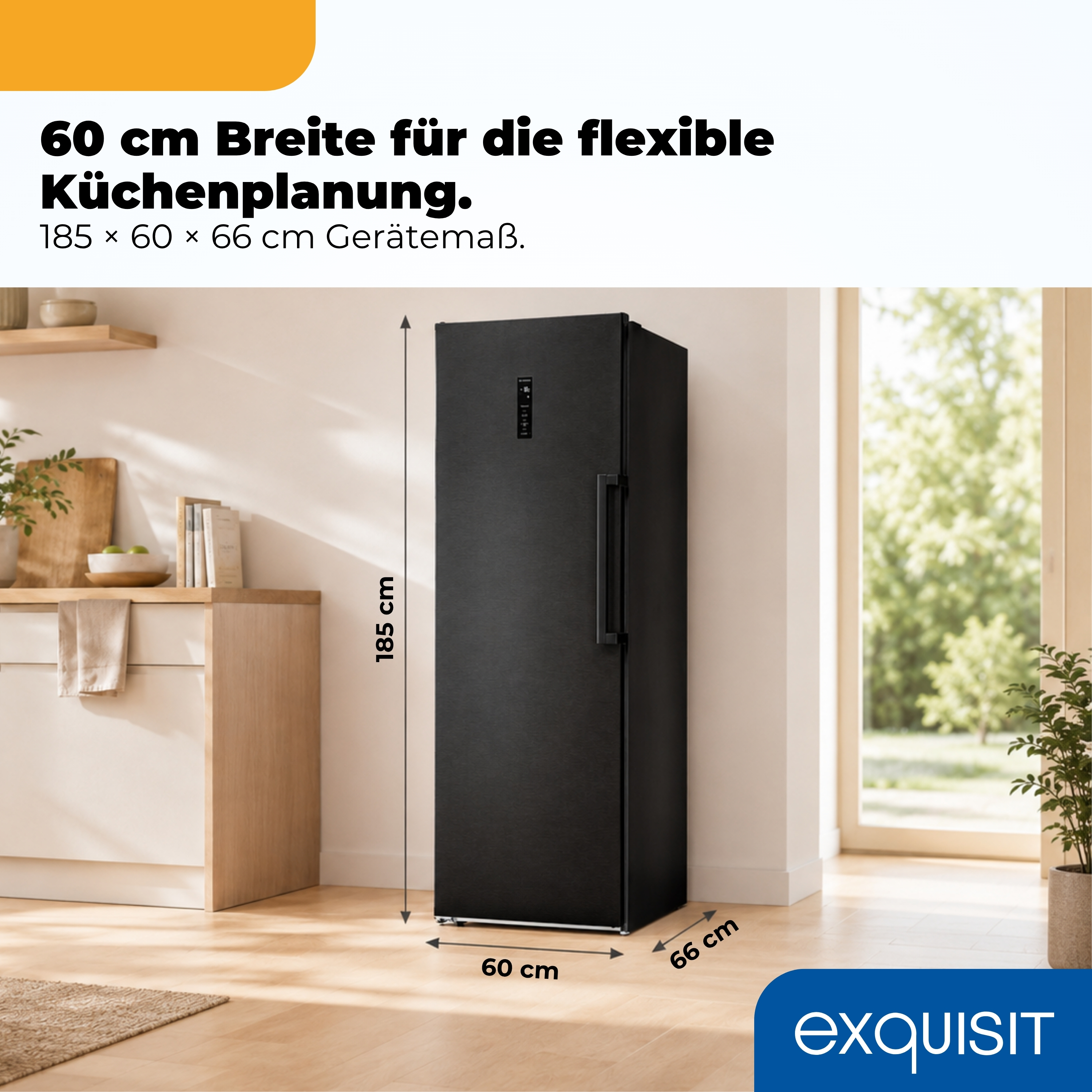 Ein schwarzer Kühlschrank steht in einer hellen Küche mit Holzböden.