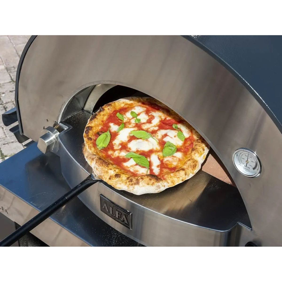 Eine frisch gebackene Pizza mit Tomatensoße und Basilikum in einem Pizzaofen.