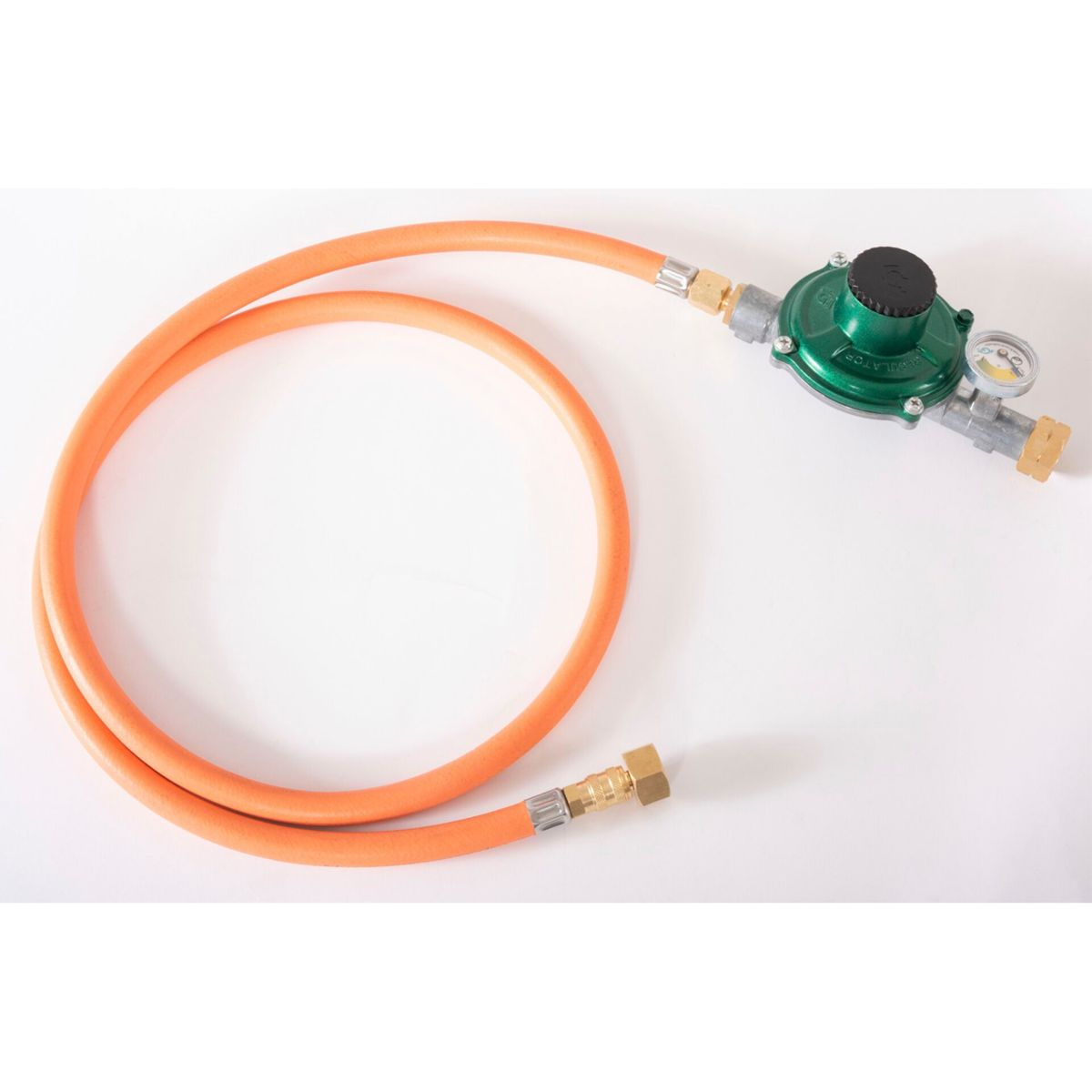 Ein orangefarber Gasschlauch mit einem grünen Druckminderer und Manometer.