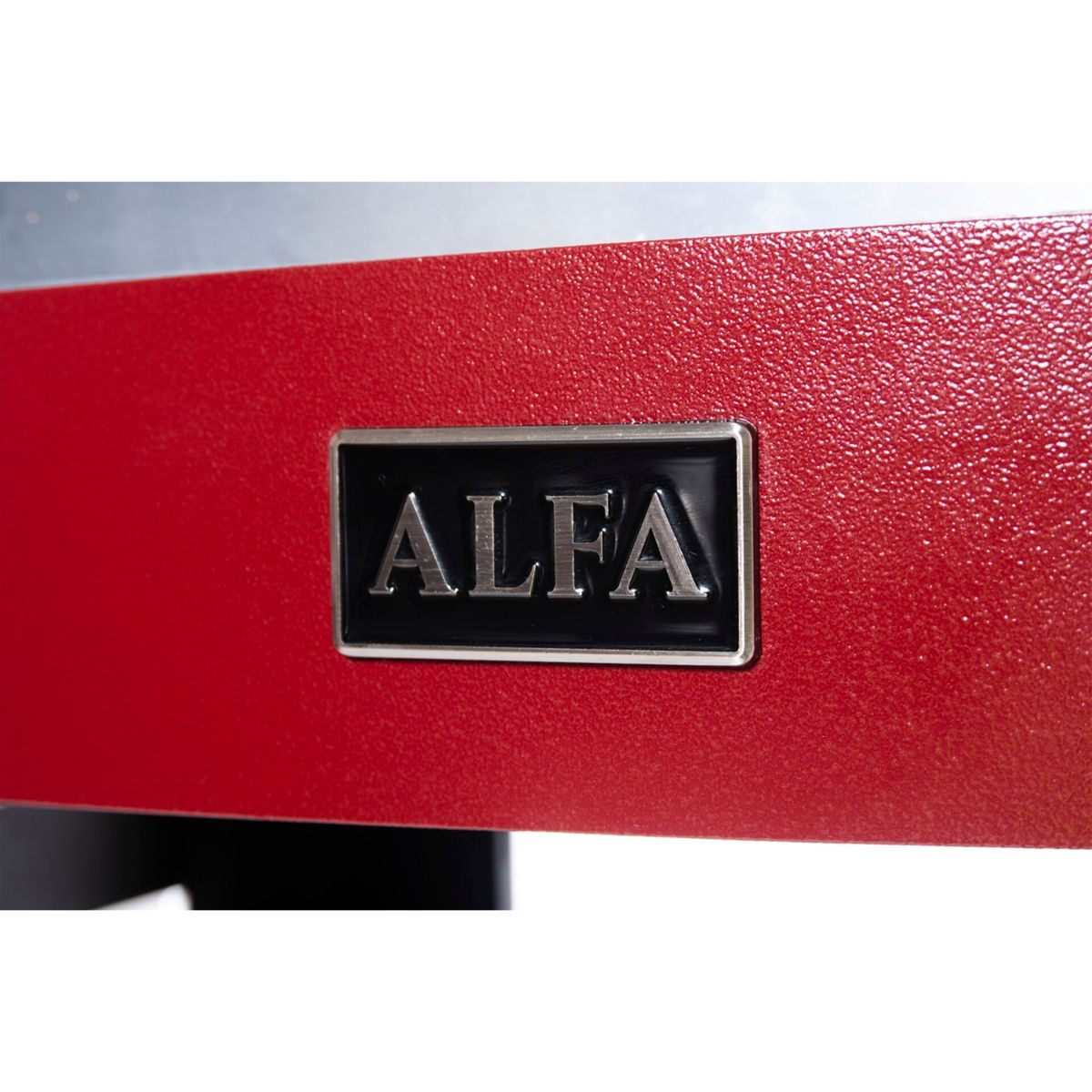 Ein rotes Objekt mit dem schwarzen "ALFA"-Schriftzug.