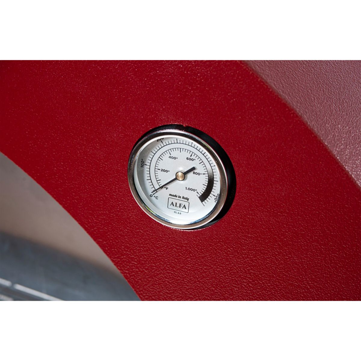 Ein roter Ofen mit einem integrierten Thermometer, das Temperaturen bis 1000°F anzeigt.
