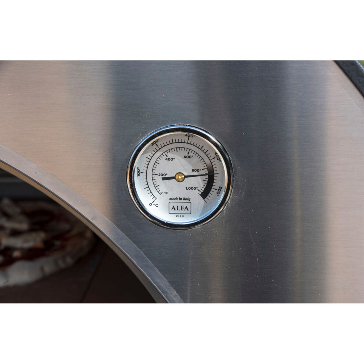 Ein runder Thermometer an einem Metallofen zeigt 500 Grad Fahrenheit an.
