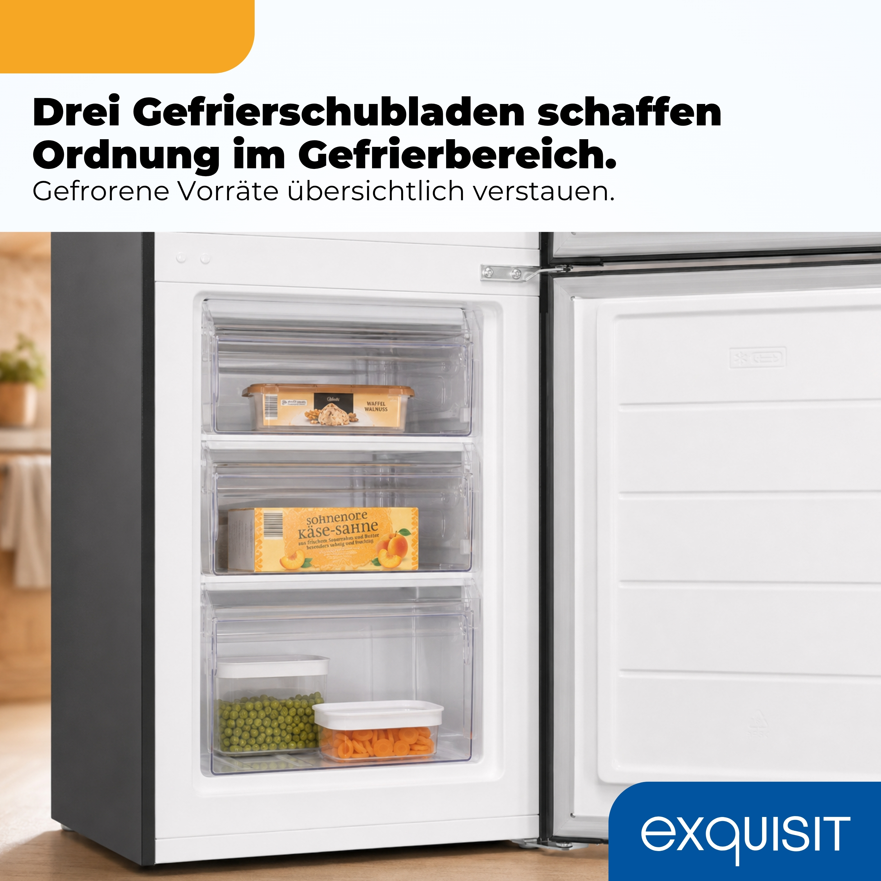 Ein offener Gefrierschrank mit drei Schubladen, gefüllt mit Lebensmitteln wie Eis und Gemüse.