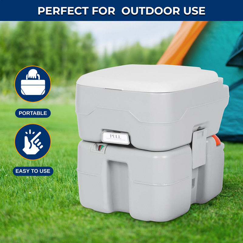 Ein tragbares graues Outdoor-WC steht auf Gras vor einem Zelt.
