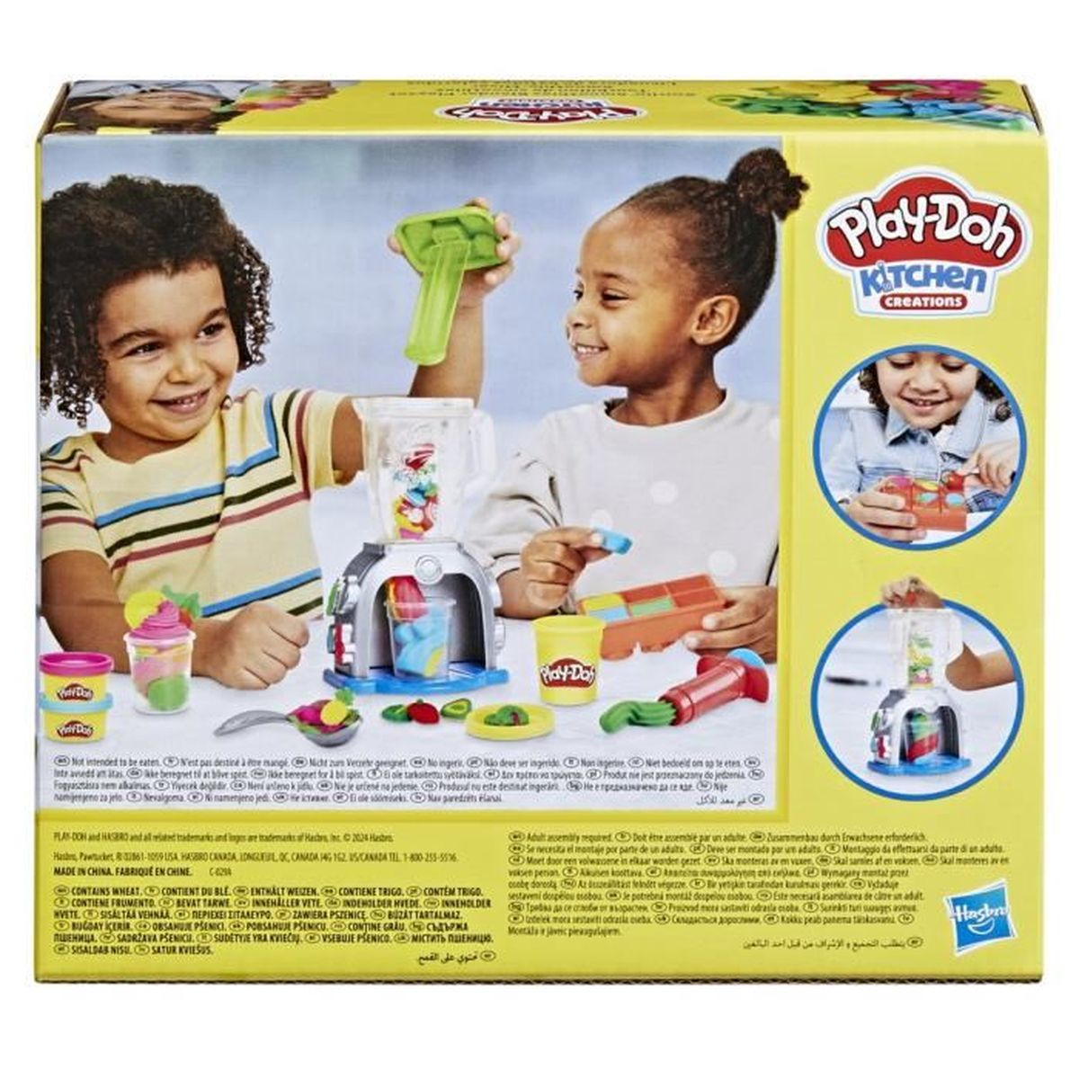 Niños juegan con Play-Doh Kitchen Creations, haciendo batidos de juguete.