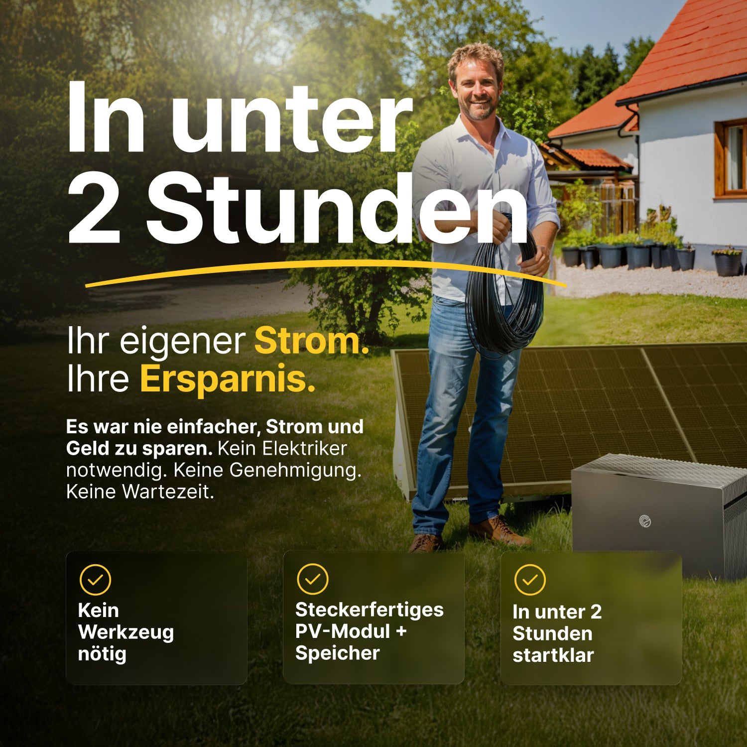 Mann mit Kabeln steht vor Solarpanels, Haus im Hintergrund.