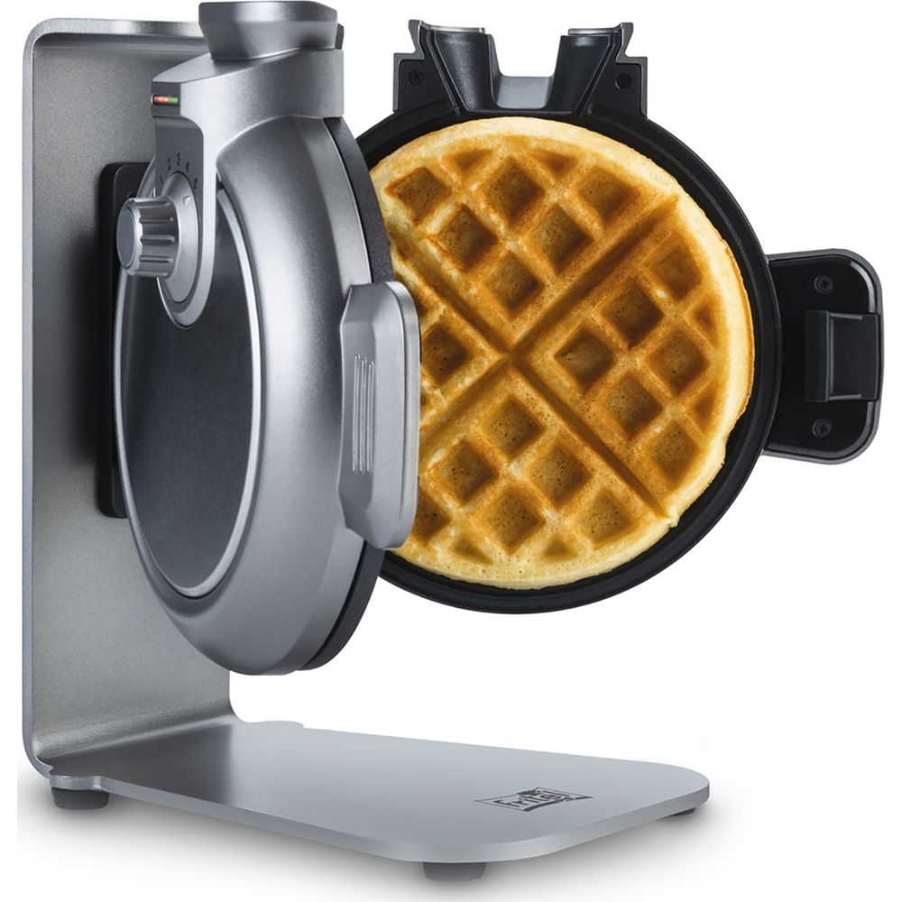 Bitmiş, altın rengi waffle'ı olan gümüş waffle makinesi.