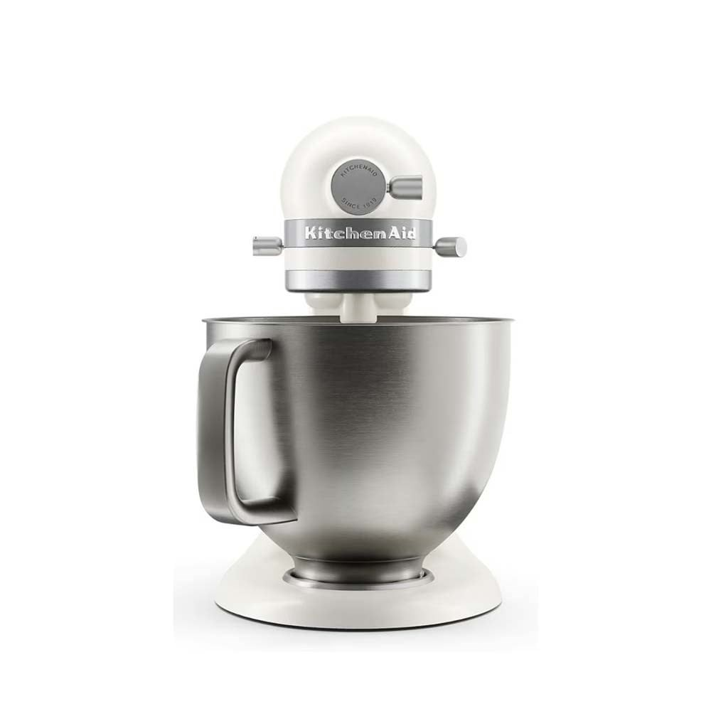 Paslanmaz çelik hazne ve gümüş kontrolleri olan beyaz bir KitchenAid stand mikseri.