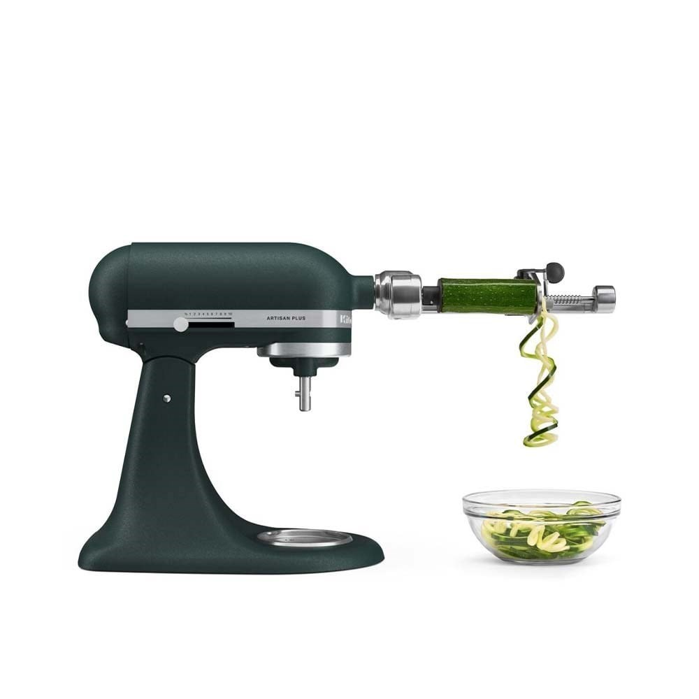 Koyu yeşil stand mikseri, kabak şeritleri yapan spiralizer.