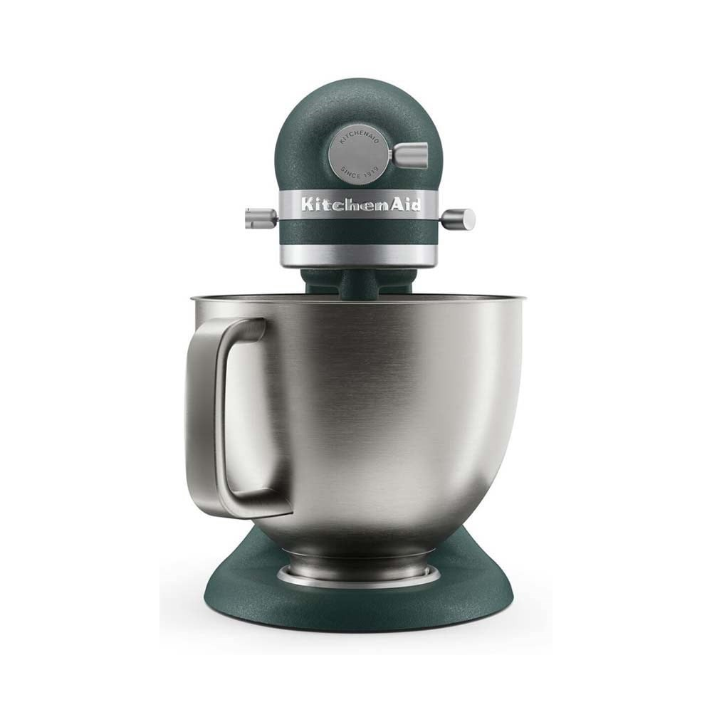 Koyu yeşil KitchenAid stand mikser, fırçalanmış paslanmaz çelik kase ve sapı ile beyaz bir zeminde ortalanmış.