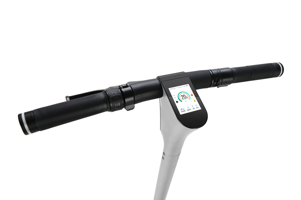 Manubrio di un e-scooter con display digitale che mostra 20 km/h.