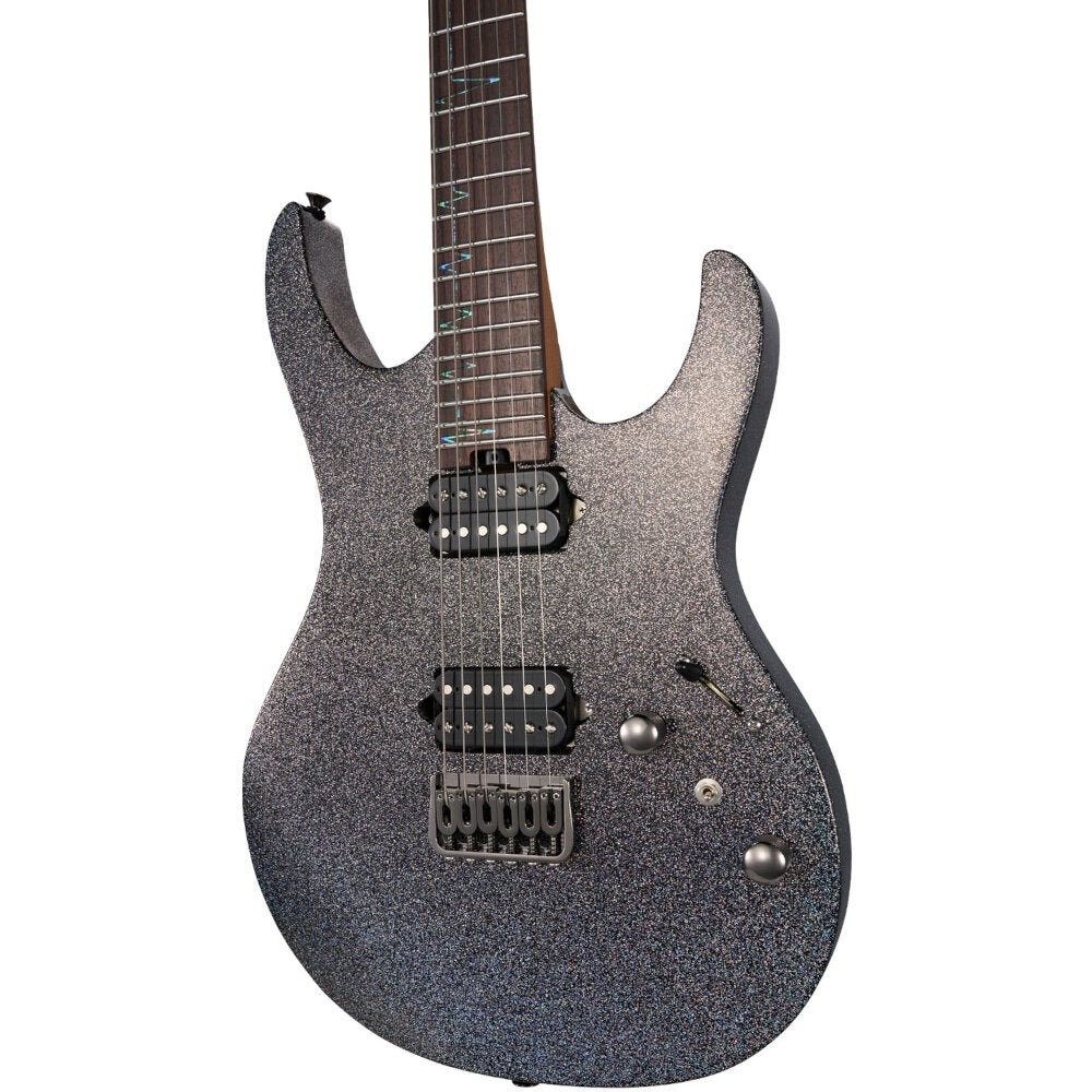 İki manyetikli ve köprülü, parlak siyah bir elektro gitar.