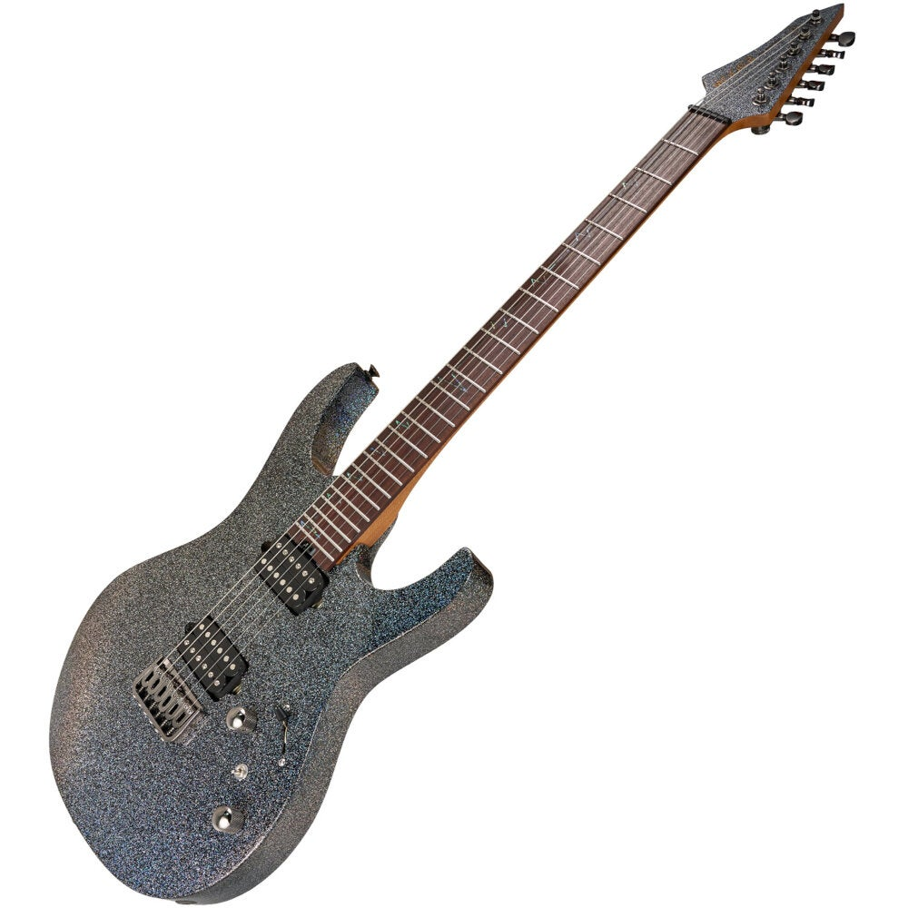 Koyu klavyeli ve gümüş telli, ışıltılı gri elektro gitar.