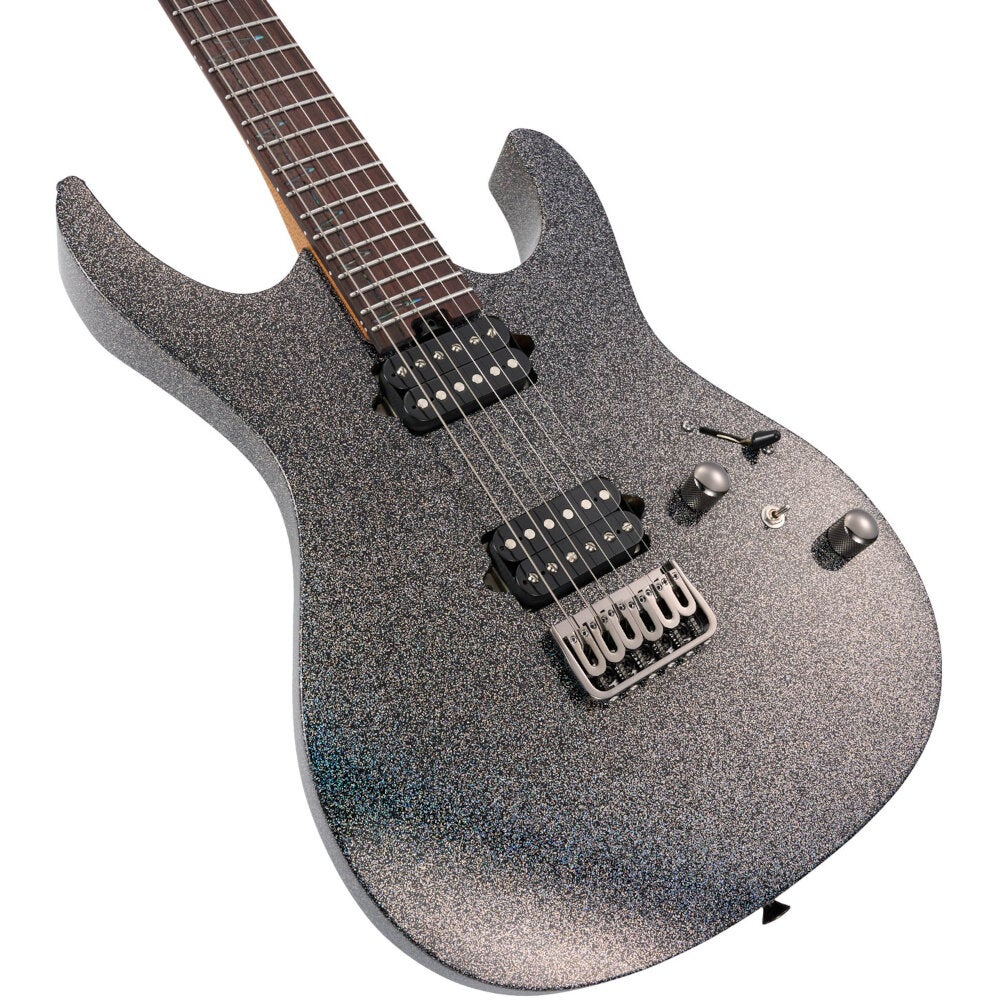 Siyah manyetikli ve krom donanımlı parlak gümüş elektrik gitar.