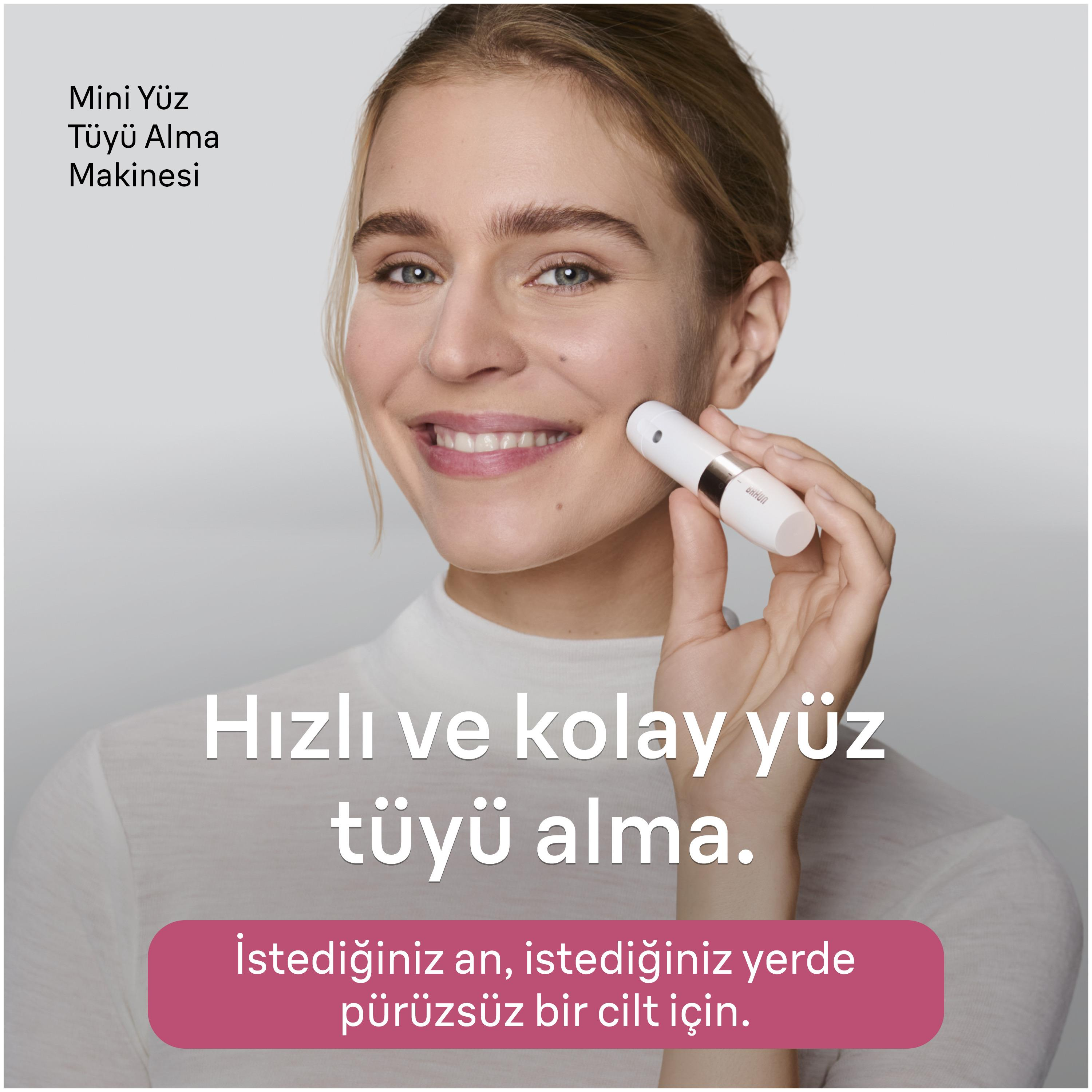 Bir kadın küçük bir yüz tüyü alma cihazı kullanıyor.