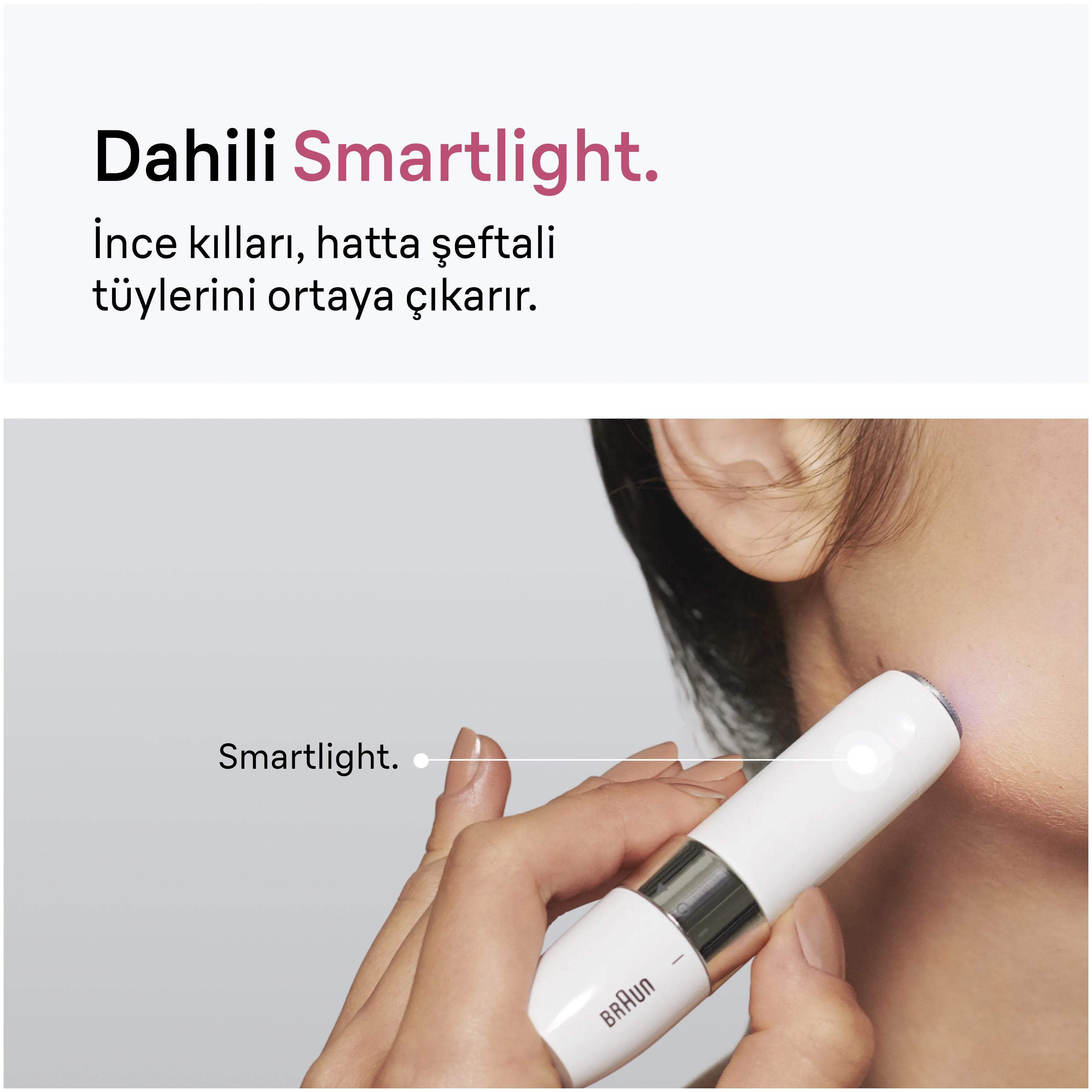 Beyaz bir Smartlight tüy dökücü cihaz insan cildine tutuluyor.