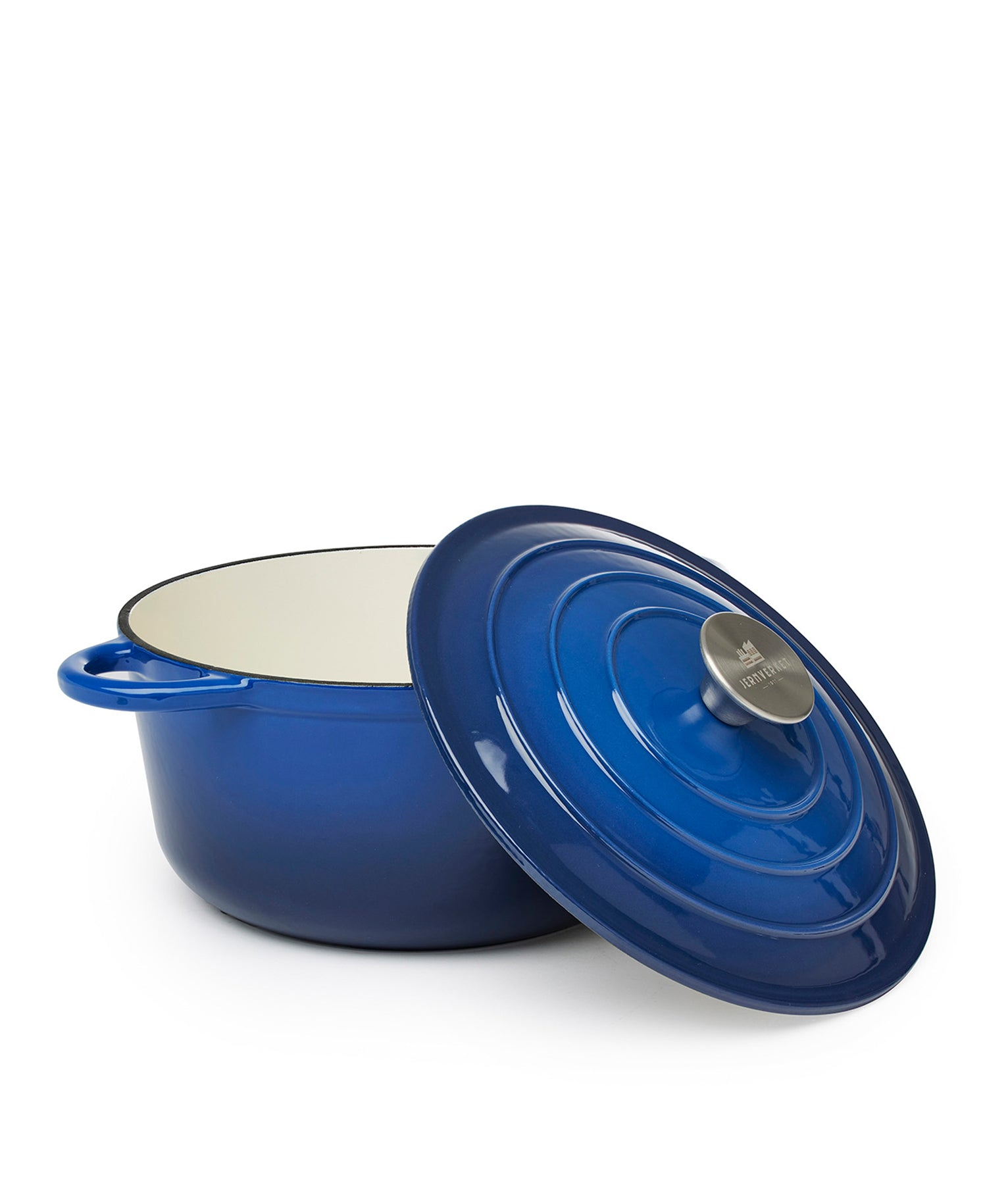 Un horno holandés de esmalte azul con la tapa parcialmente quitada, sobre fondo blanco.