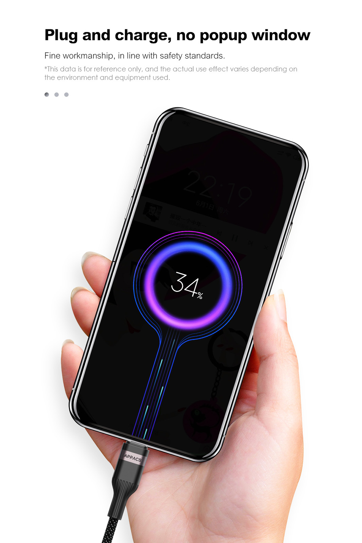 Parlayan şarj dairesi (34%) olan akıllı telefonu tutan el.