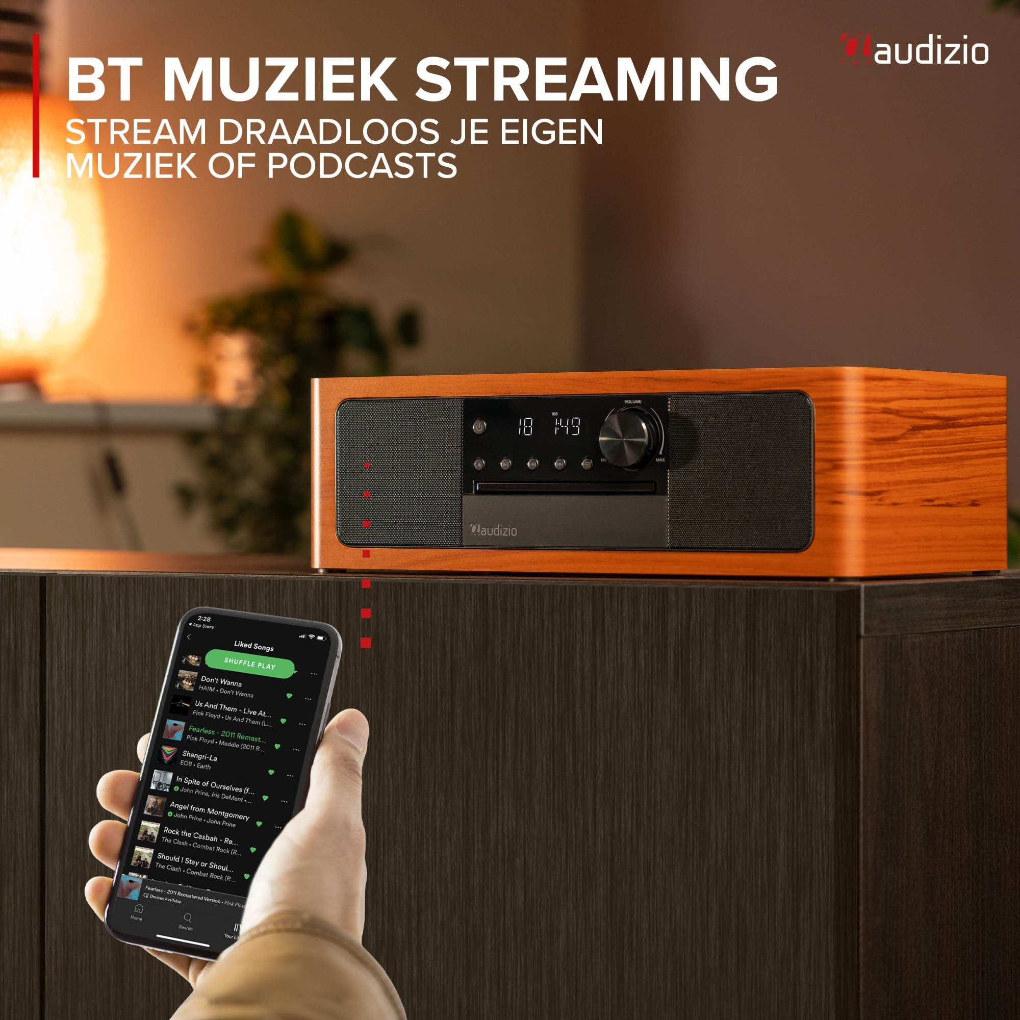 Radio de madera con altavoces, al lado un móvil con lista de música. Arriba hay texto.
