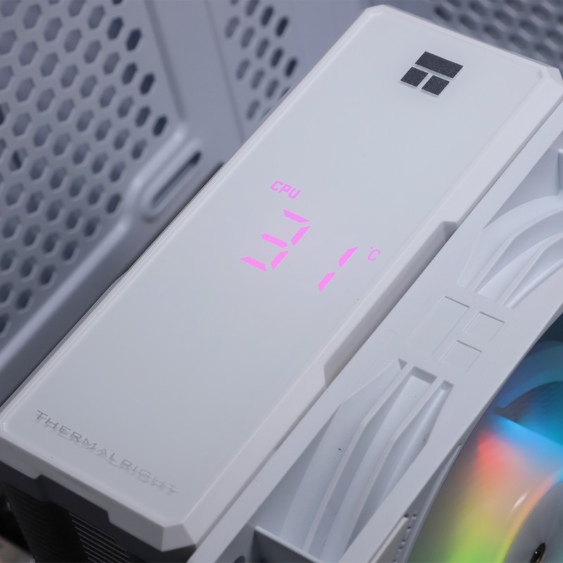 Un enfriador de CPU blanco que muestra 34°C en su pantalla digital.