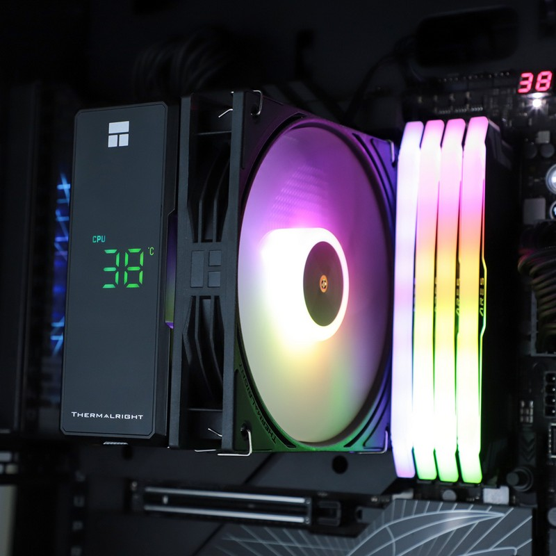 Un enfriador de CPU de PC con pantalla digital que muestra 38°C y ventilador RGB.