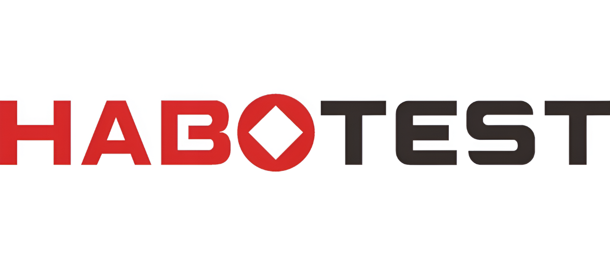 Logo z napisami HABOTEST. HAB jest czerwone, TEST jest czarny.