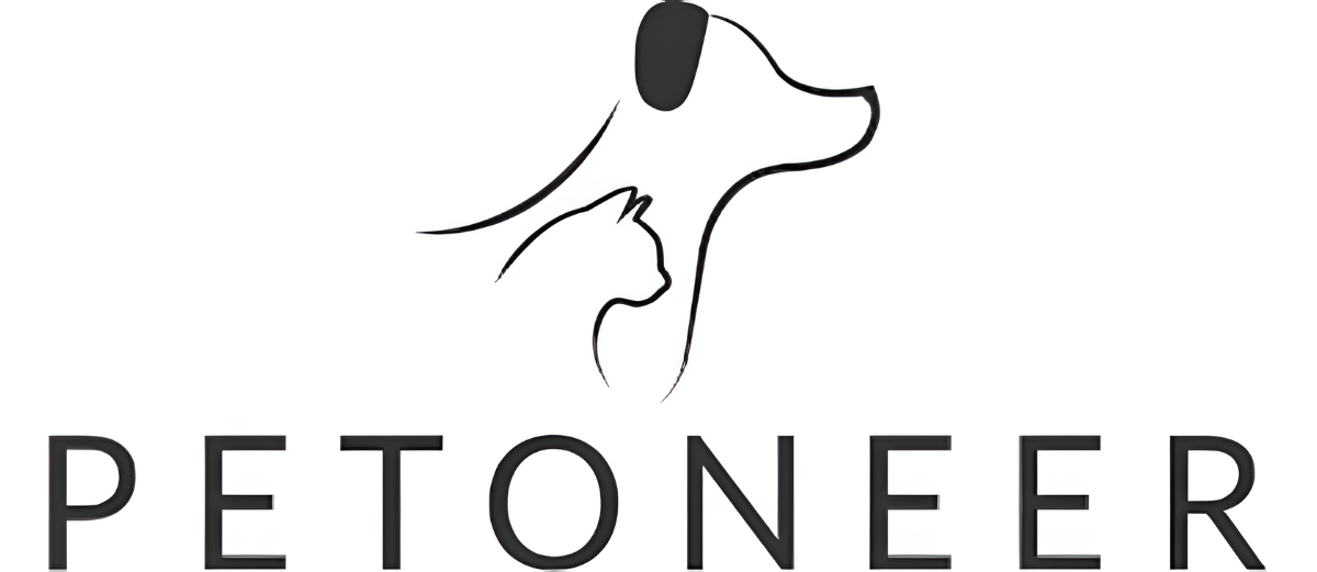 Logo z sylwetką psa i kota nad słowem PETONEER.