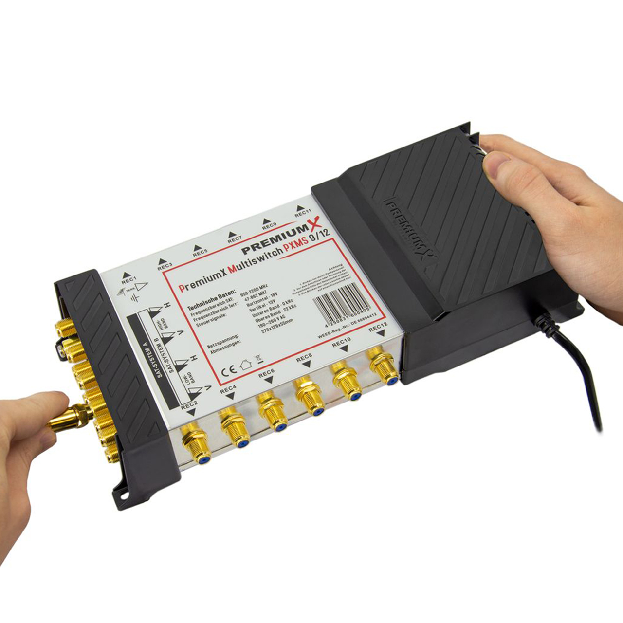 Ein PremiumX Multiswitch PXMS 9/12 wird von Händen gehalten. Ein Stecker wird angeschlossen.