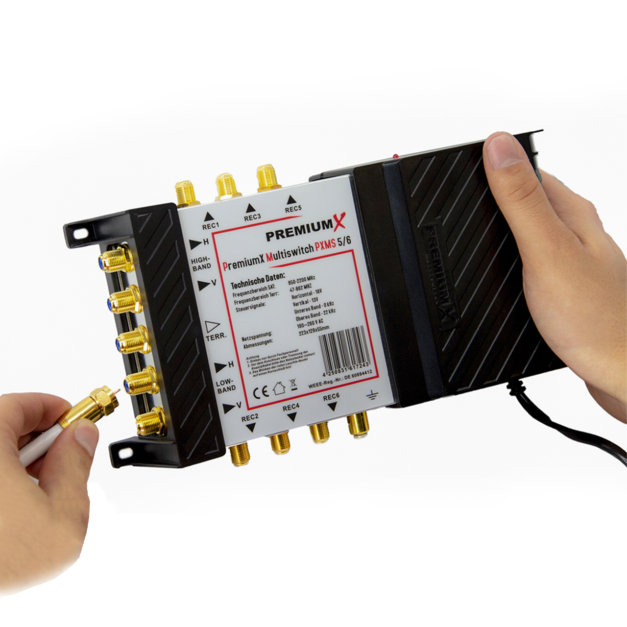 Ein PremiumX Multiswitch PXMS 5/6, Hände schließen ihn ein.