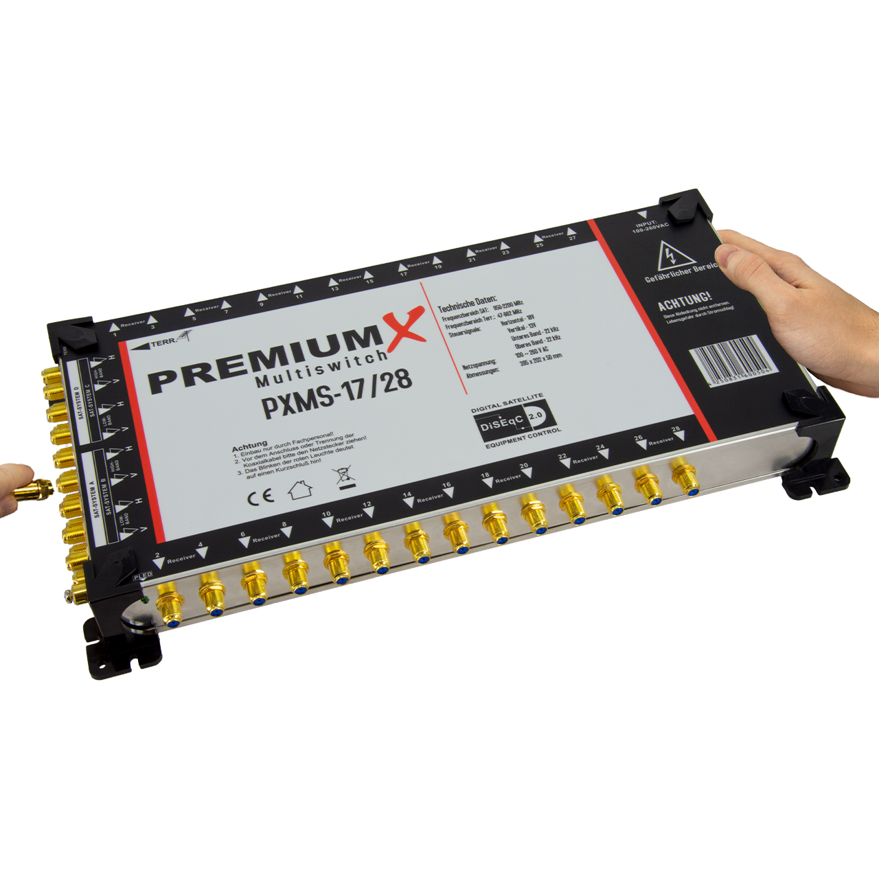 Ein Mann schließt ein PremiumX Multiswitch PXMS-17/28 an, mit Anschlüssen für 17 Receiver.