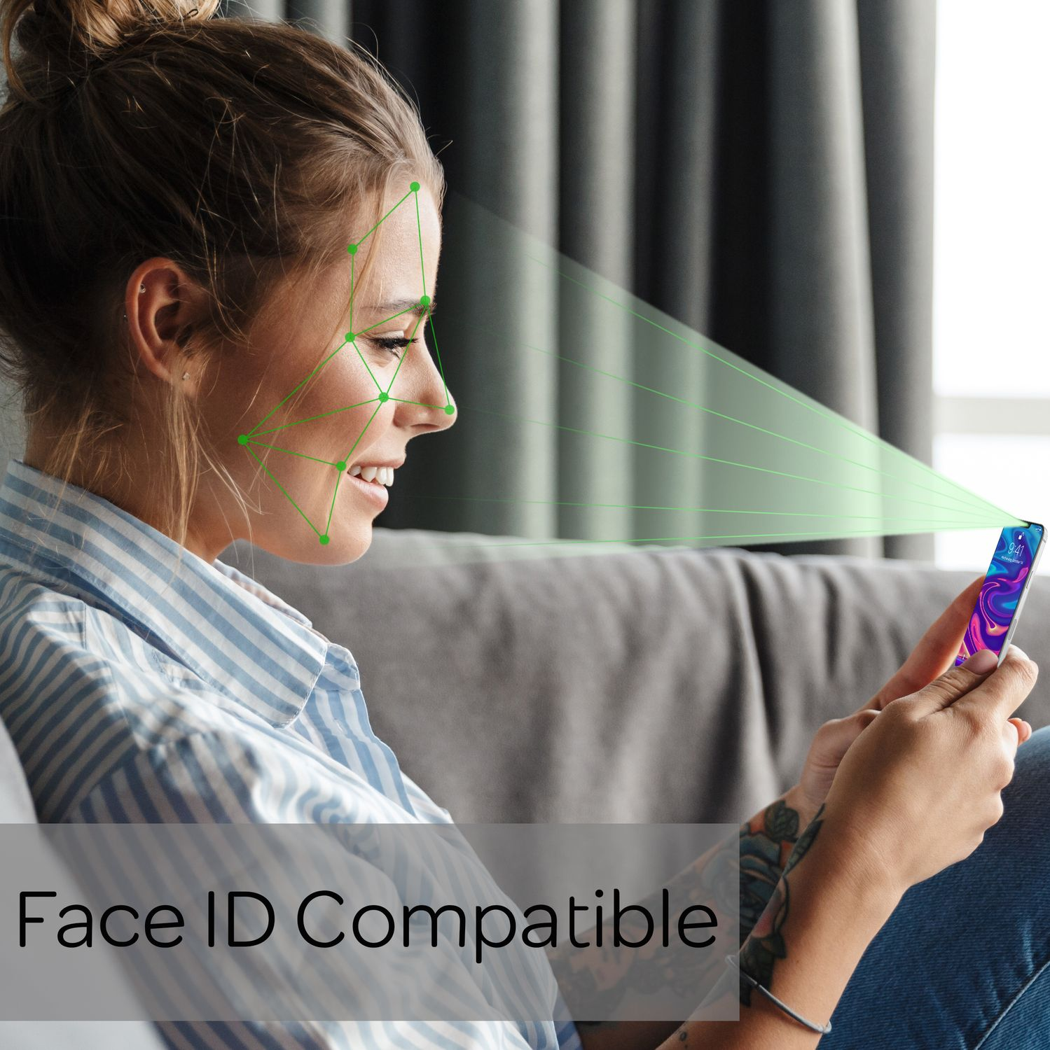 Femme déverrouillant téléphone avec reconnaissance faciale, lignes vertes sur visage.