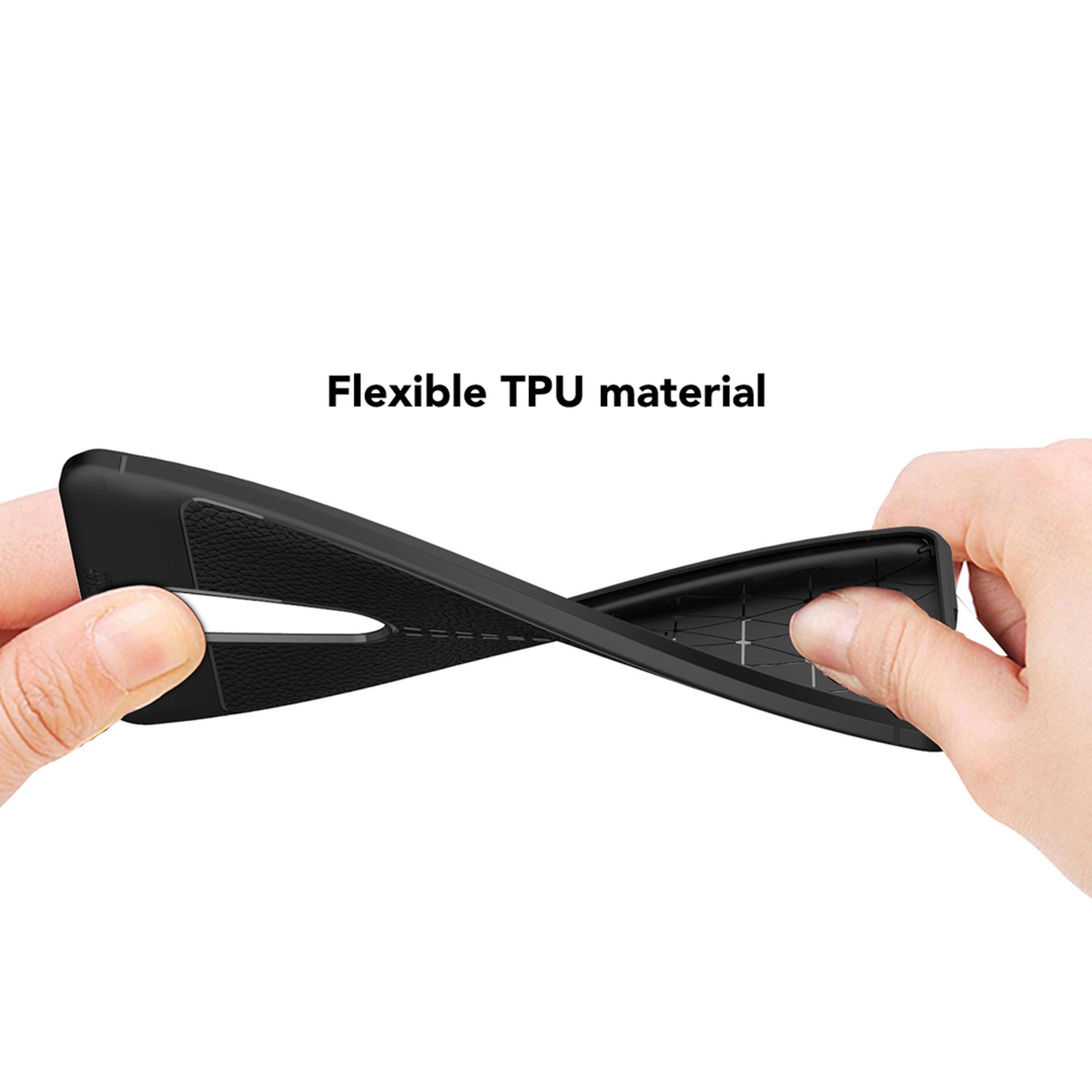 Hände biegen eine schwarze, flexible Handyhülle aus TPU-Material.