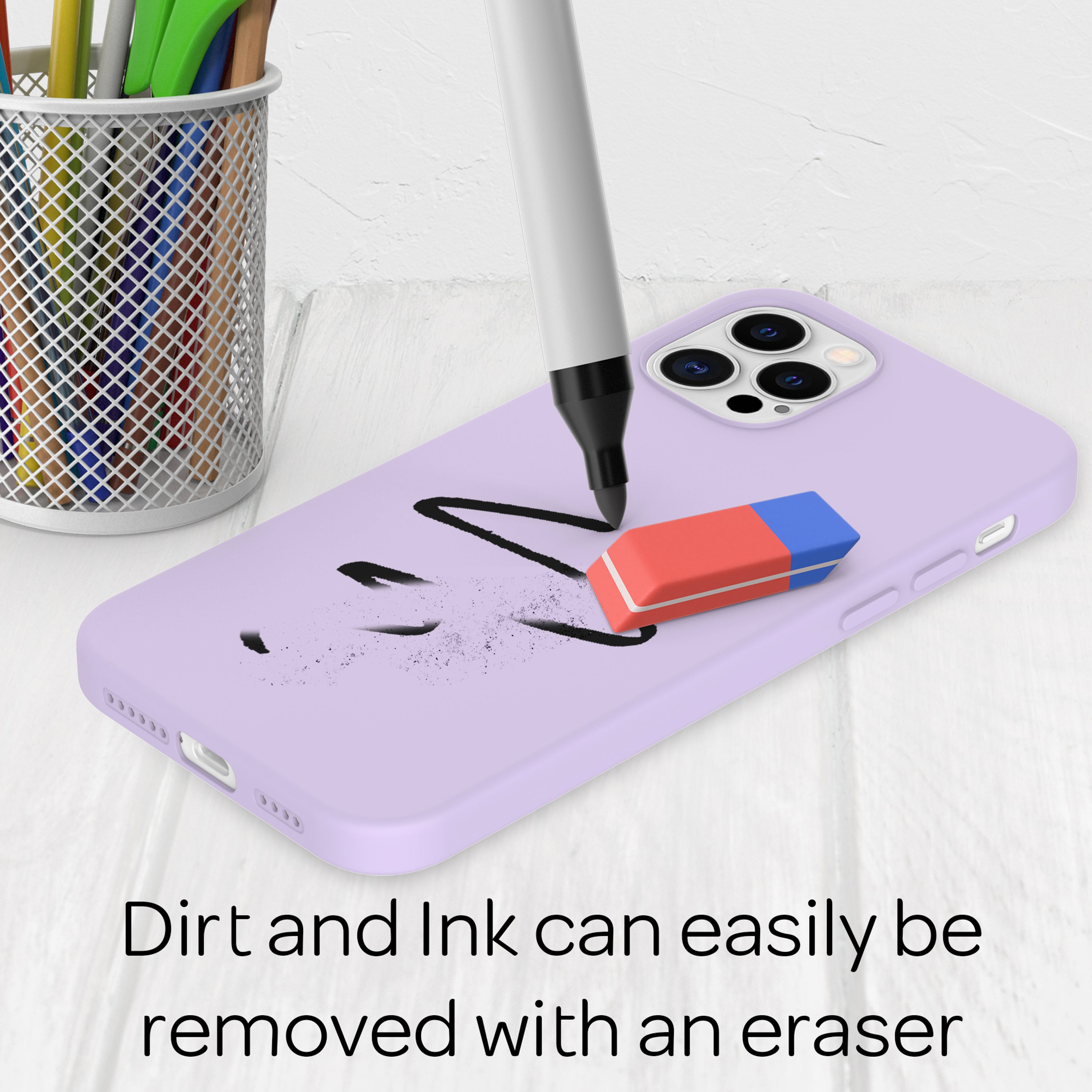 Ein Stifteköcher mit Buntstiften neben einem lilafarbenen Handycase.