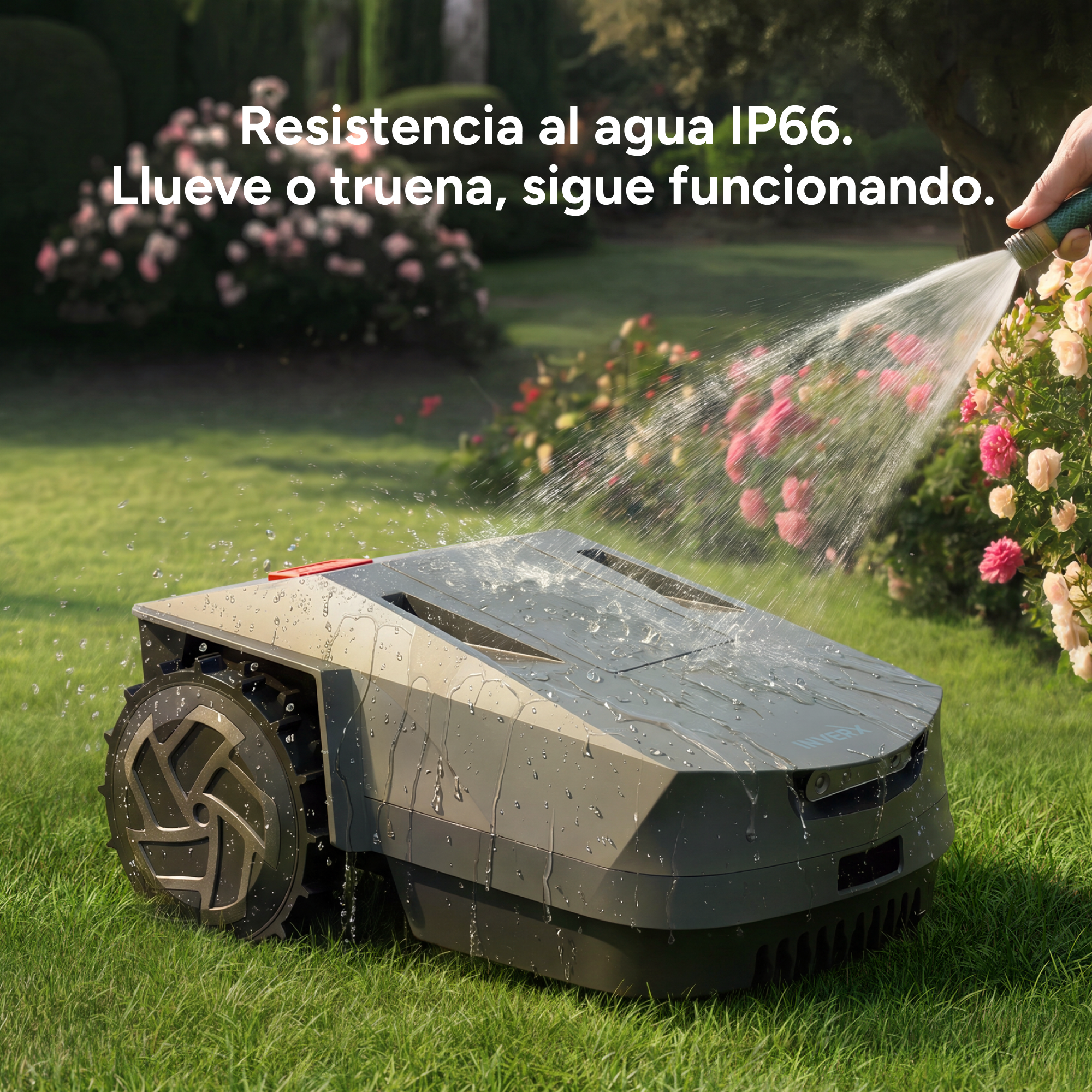Un robot cortacésped recibe un chorro de agua mientras está en el césped.