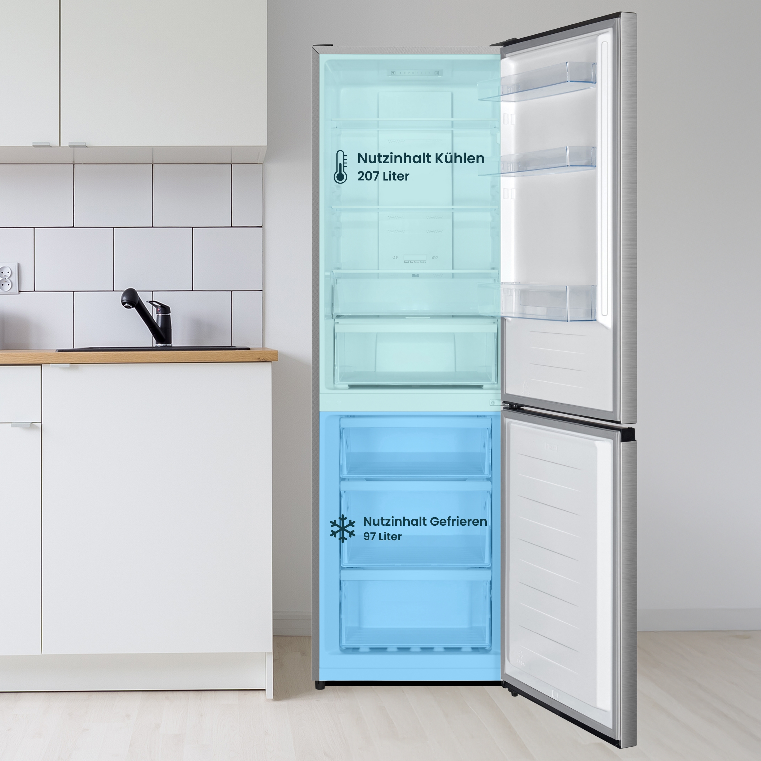 Ein offener Kühlschrank mit zwei Fächern. Kühlteil 207L, Gefrierteil 97L.