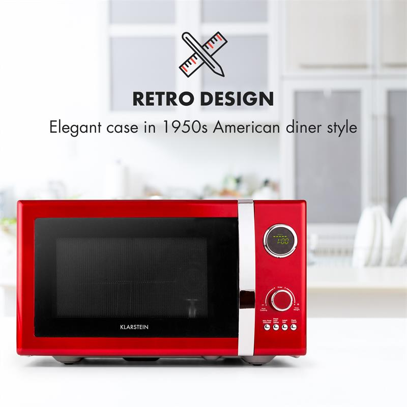 Un microonde rosso retrò con accenti argentati e display digitale.
