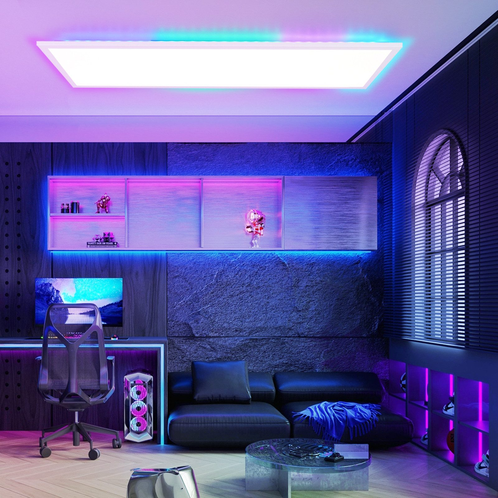 Ein modernes Gaming-Zimmer mit LED-Beleuchtung, Sofa, Schreibtisch und Fenster.