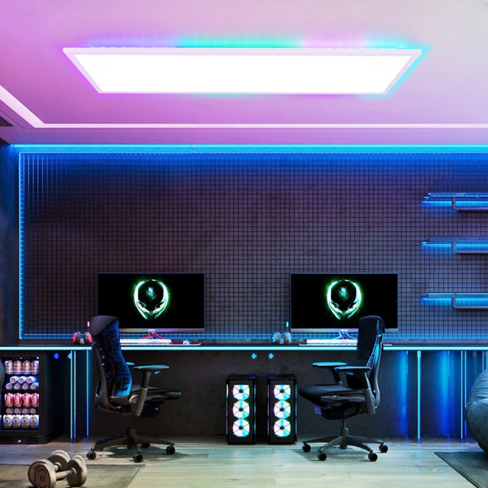 Spielzimmer mit zwei Monitoren, ergonomischen Stühlen und RGB-Beleuchtung.