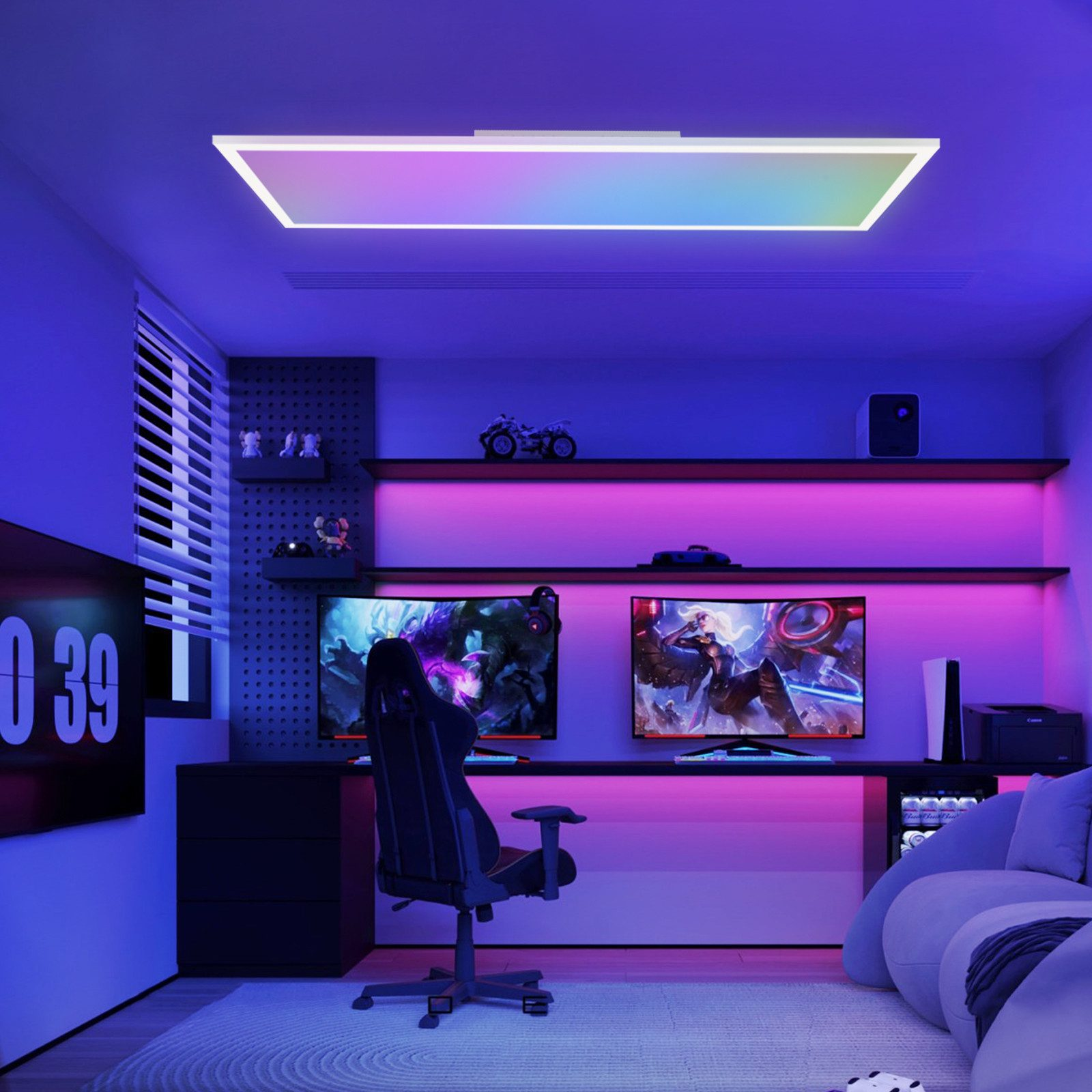 Ein Gaming-Zimmer mit zwei Monitoren, einem Stuhl und farbiger Beleuchtung.