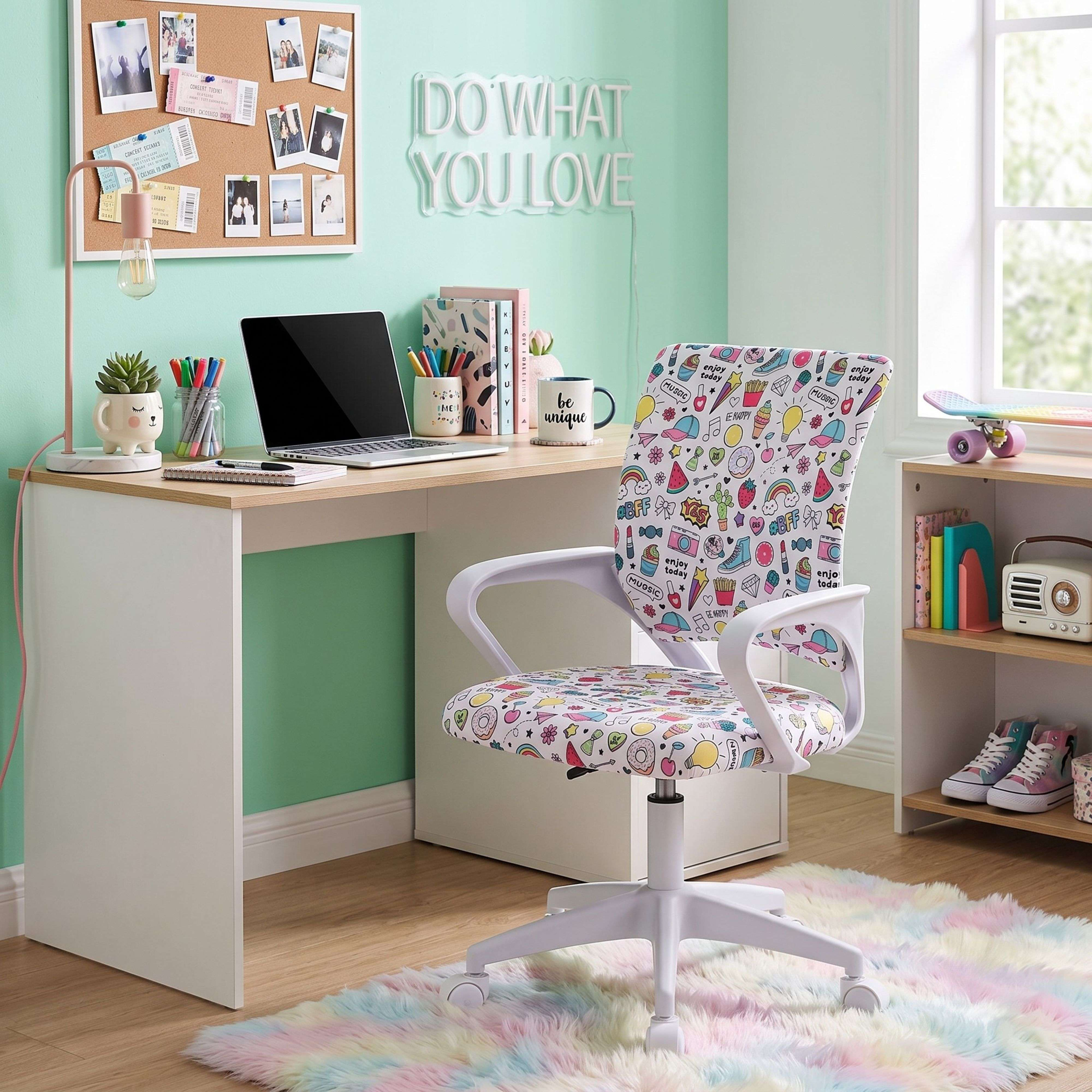 Un escritorio con un portátil, una silla con estampado gráfico y una alfombra colorida.