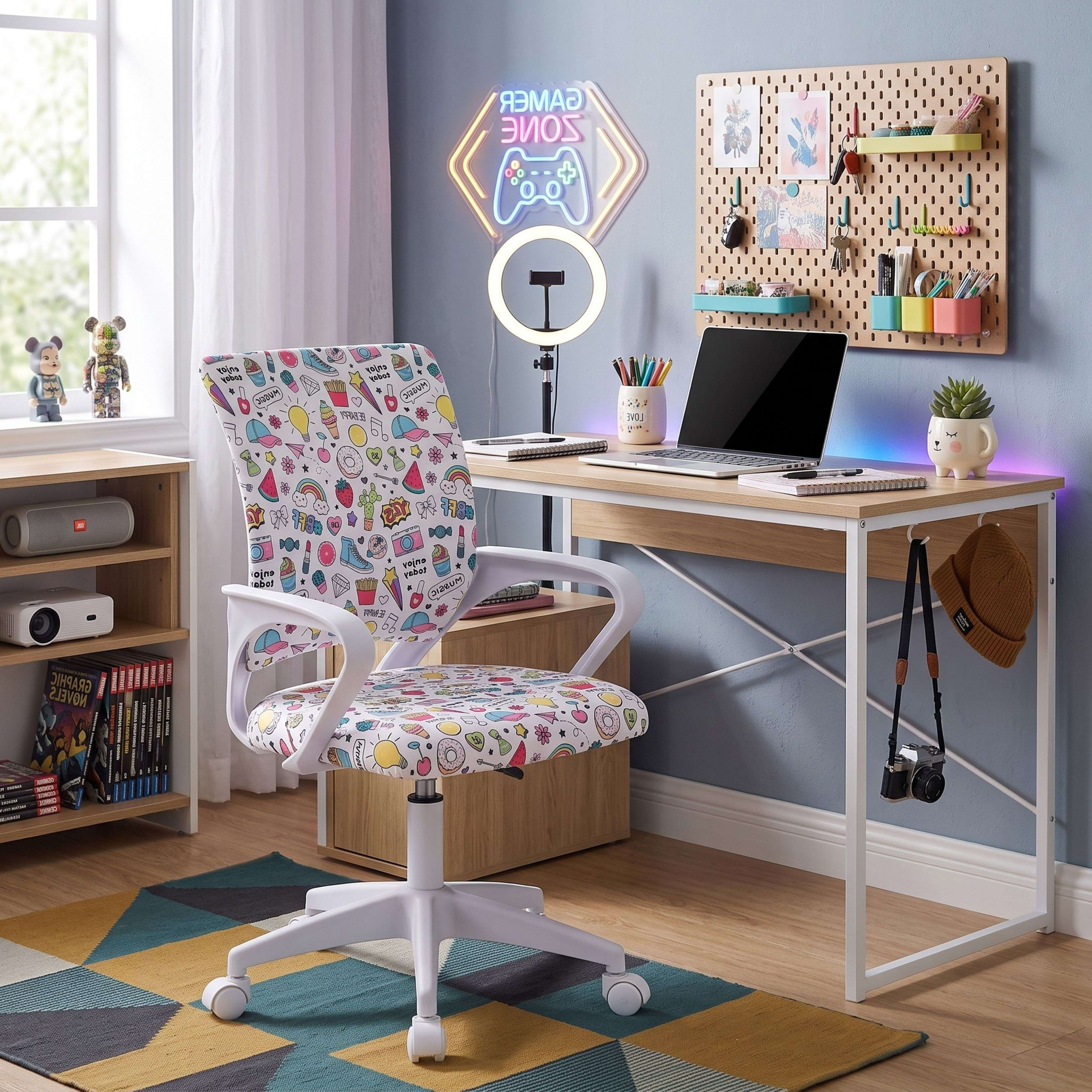 Un escritorio con portátil, bolígrafos, lámpara y silla con estampado de dibujos.