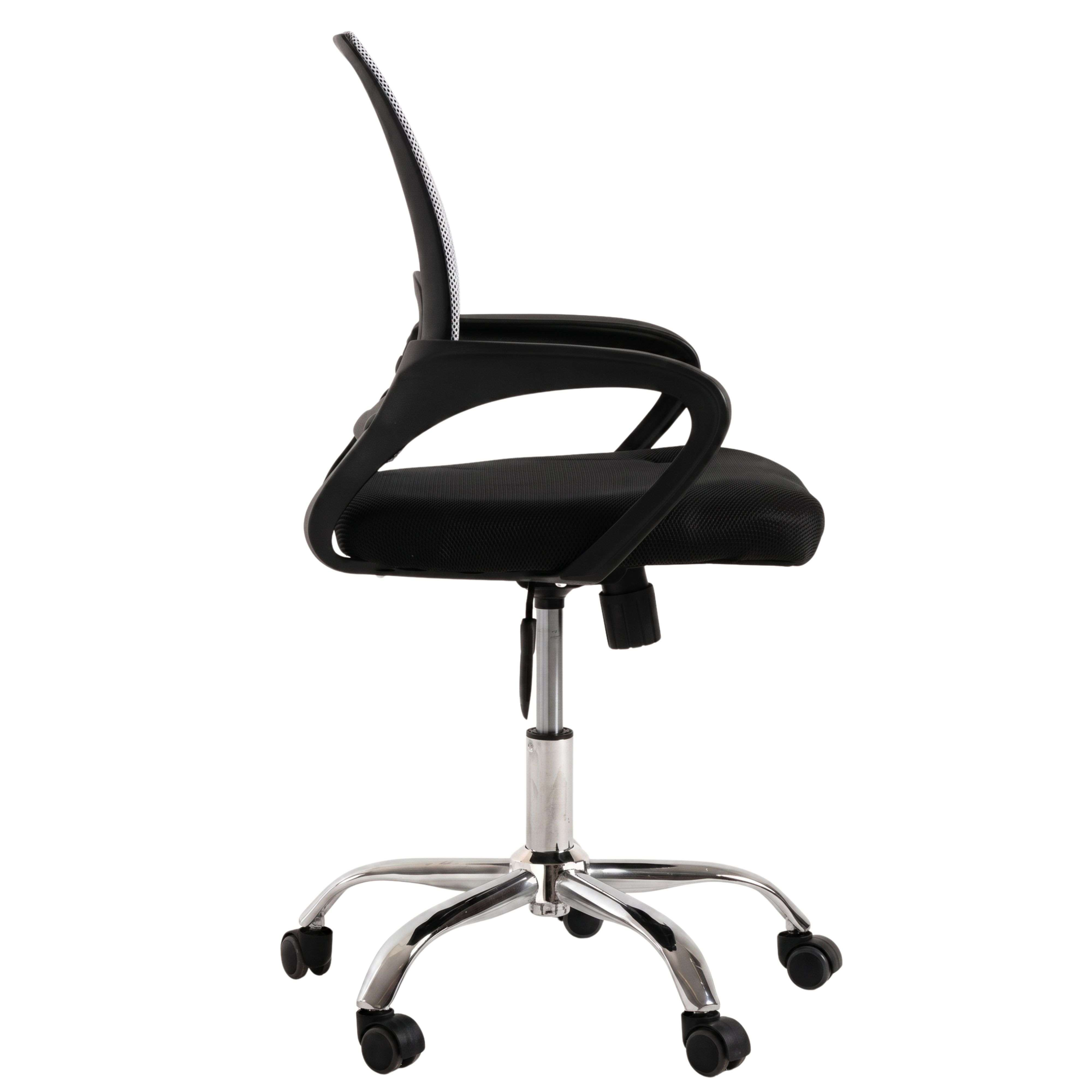 Silla de oficina negra con respaldo de malla, reposabrazos y base cromada.