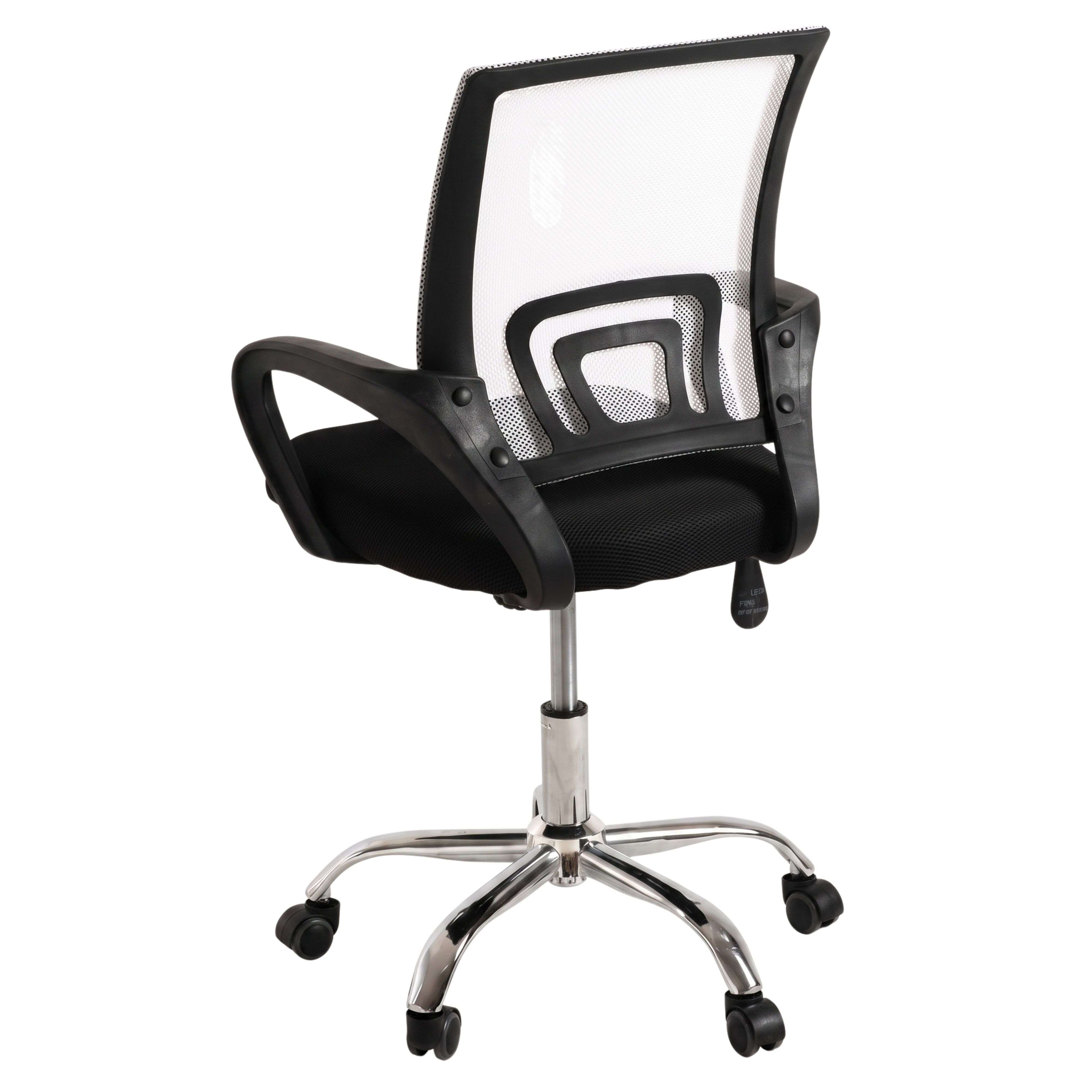 Silla de oficina negra con respaldo de malla, reposabrazos y base de estrella con ruedas.