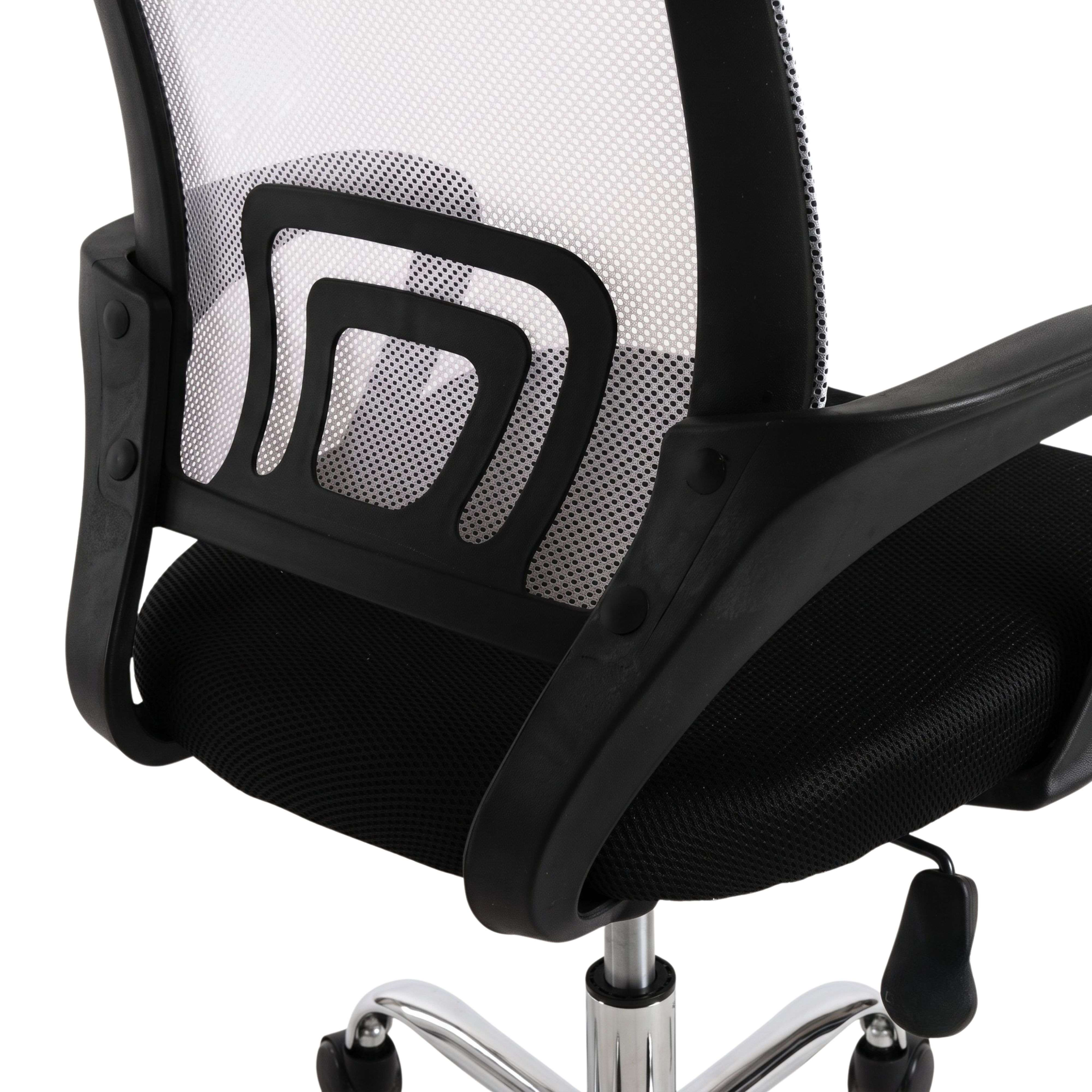 Primer plano del respaldo de malla y asiento de una silla de oficina negra, con base cromada.